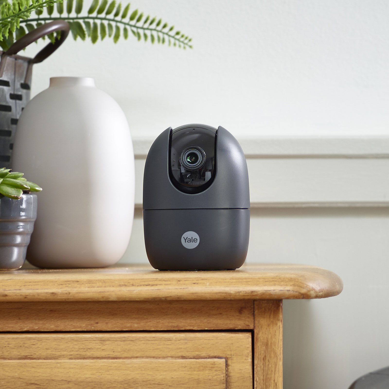 Yale W-Fi indoor camera, pivot and tilt function
