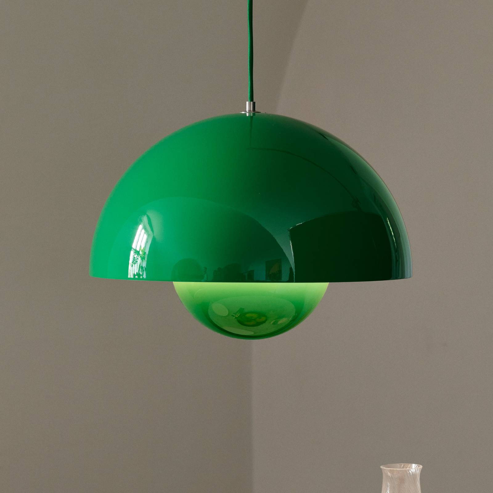 Levně &Tradiční závěsné světlo Flowerpot VP7, Ø 37 cm, signální zelená