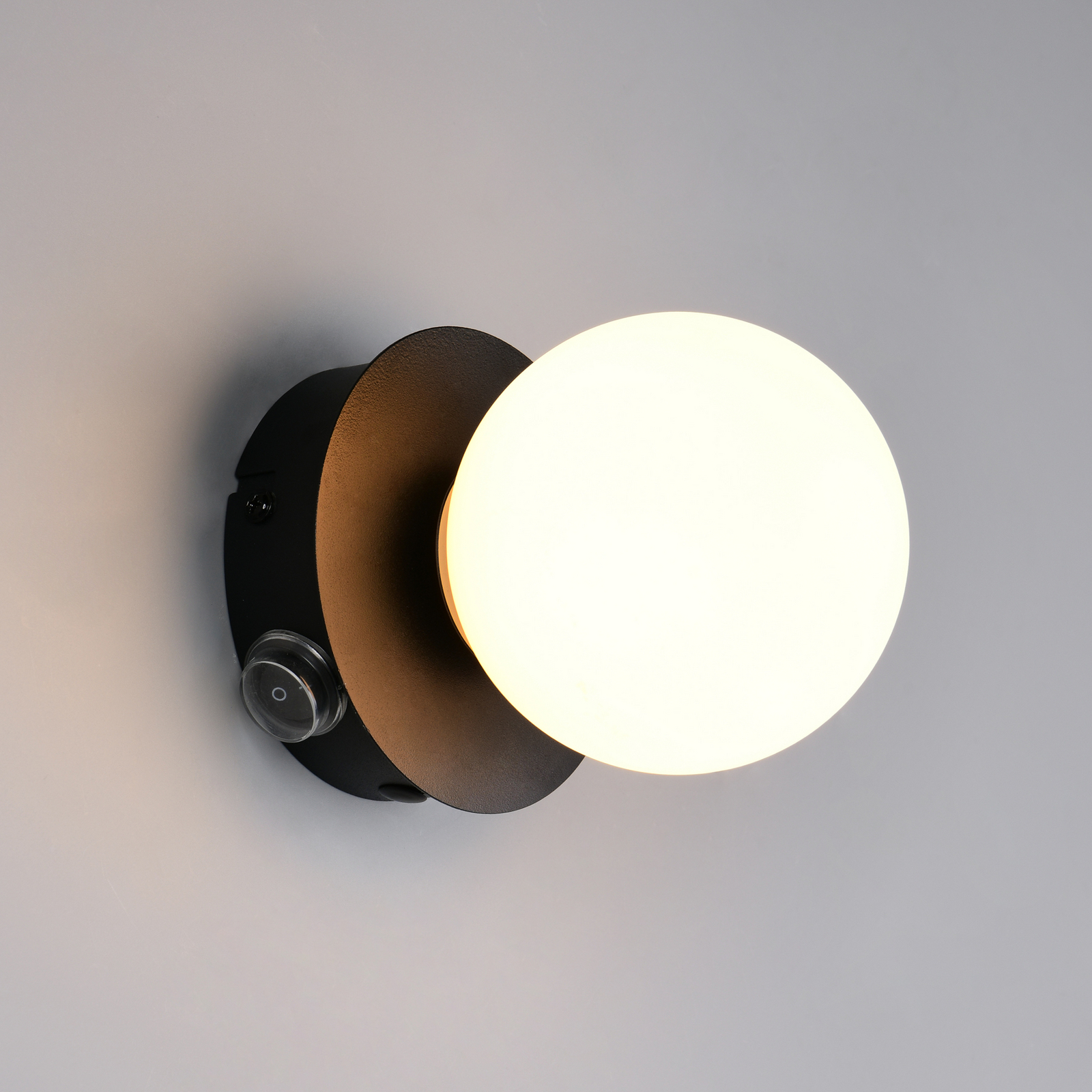 Sienas lampa „Alfio“, Ø 11 cm, matēti melna, metāls/stikls, IP44 Sienas lampa „Alfio“, Ø 11 cm, matēti melna, metāls/stikls, IP44