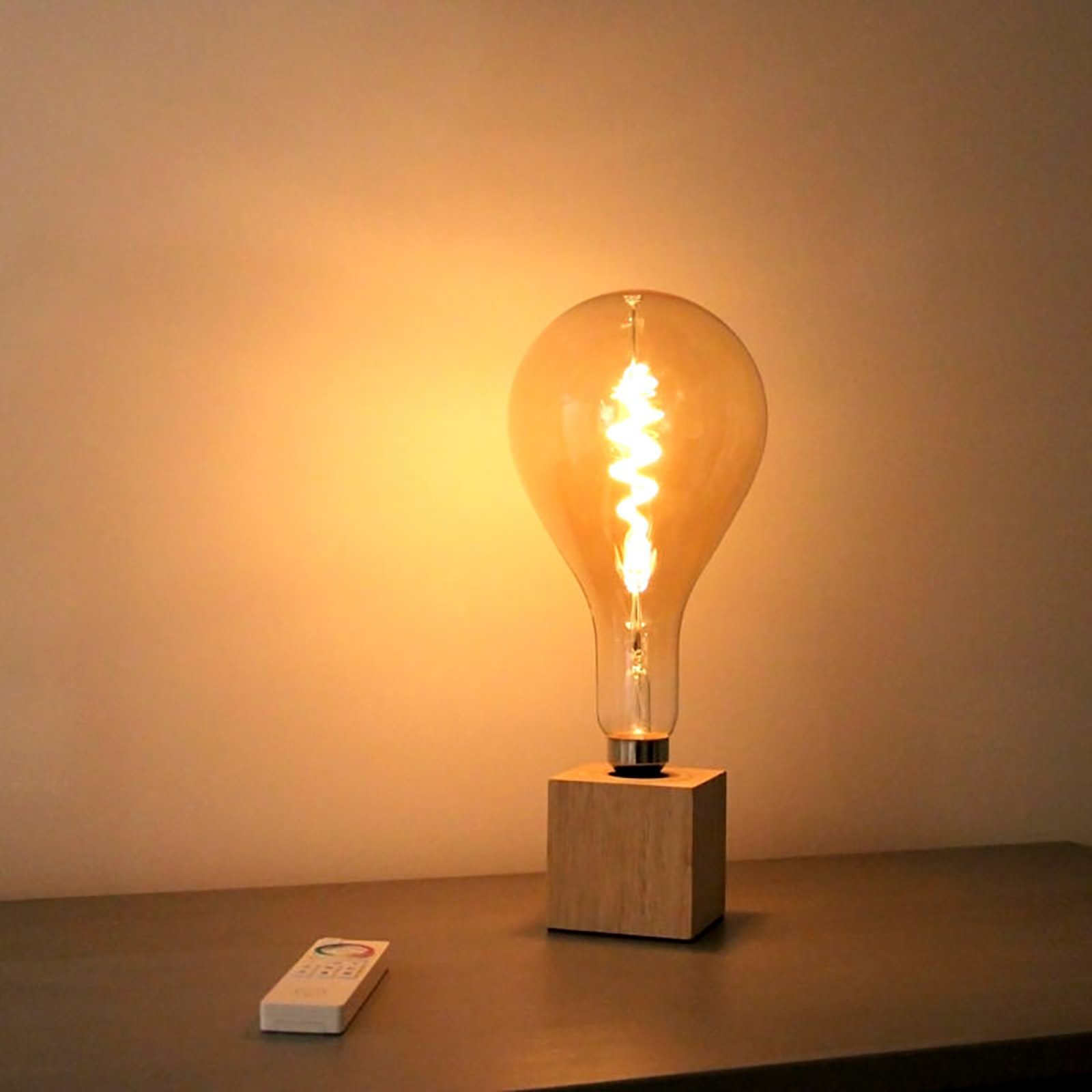 Müller Licht tint white ampoule LED E27 4,9 W doré