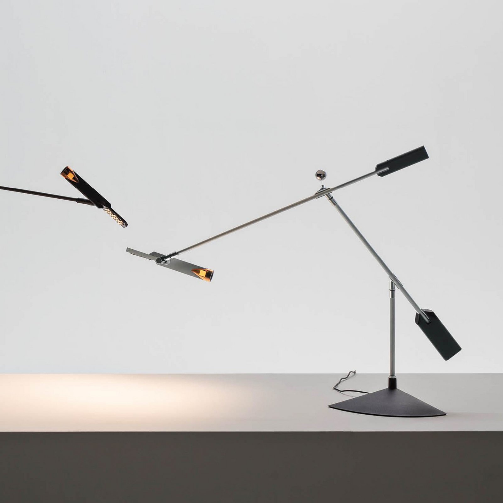 Lampa stołowa LED Stilnovo Halley, czarna, projekcja 100 cm
