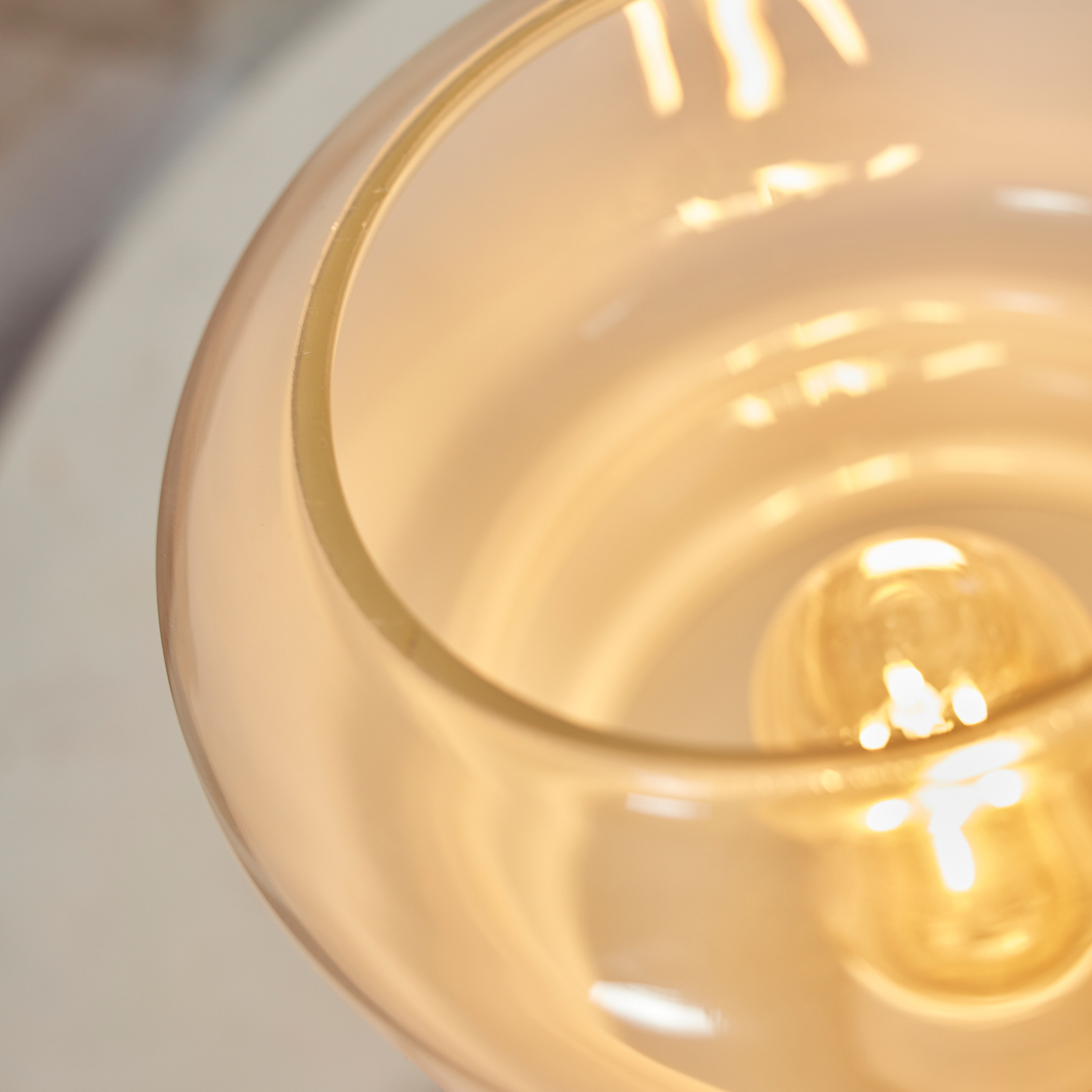 A RoMi Verona asztali lámpáról van szó, tejfehér színben