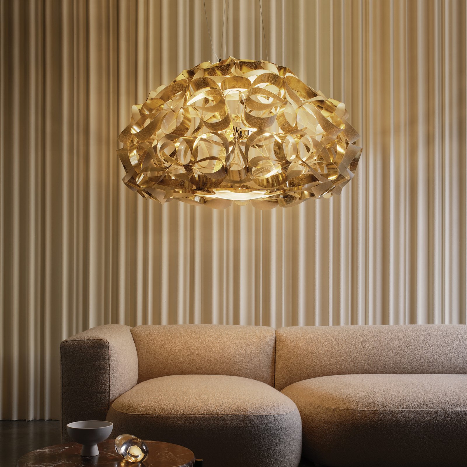 Závěsná lampa Slamp Quantica, zlatá barva, Ø 120 cm