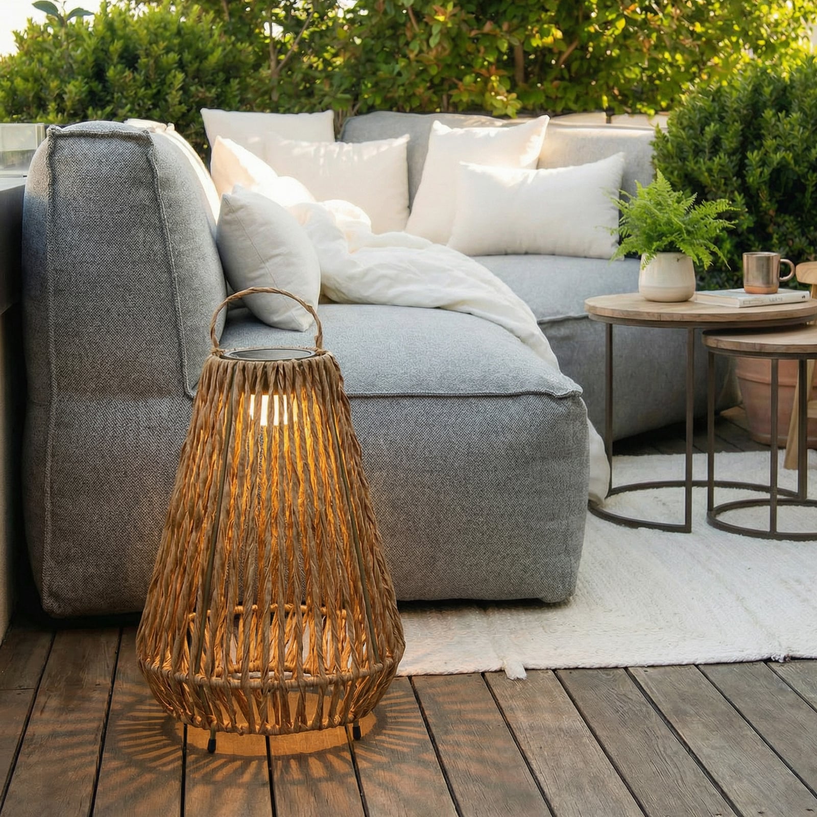 Lindby LED-Solarleuchte Amaria, Rattan, hell, Ø 27 cm