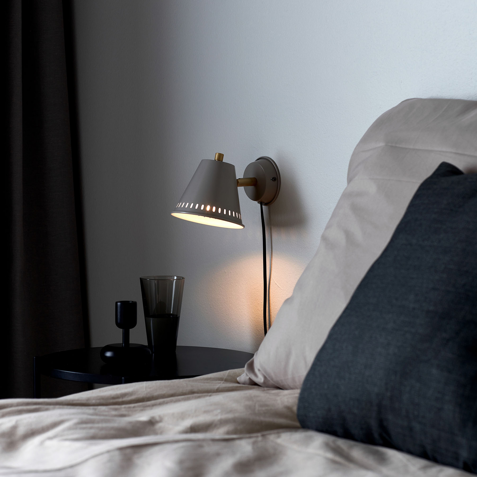Pine wall light with plug