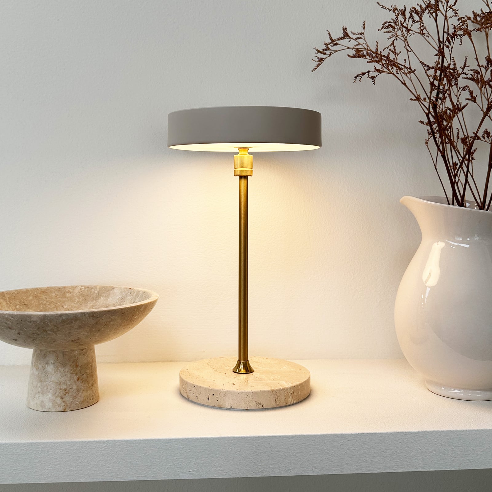 Moonlight LED-bordlampe med batteri, beige, metal, 3.000 K – Dyberg Larsen Moonlight LED-bordlampe med batteri, beige, metal, 3.000 K – Dyberg Larsen