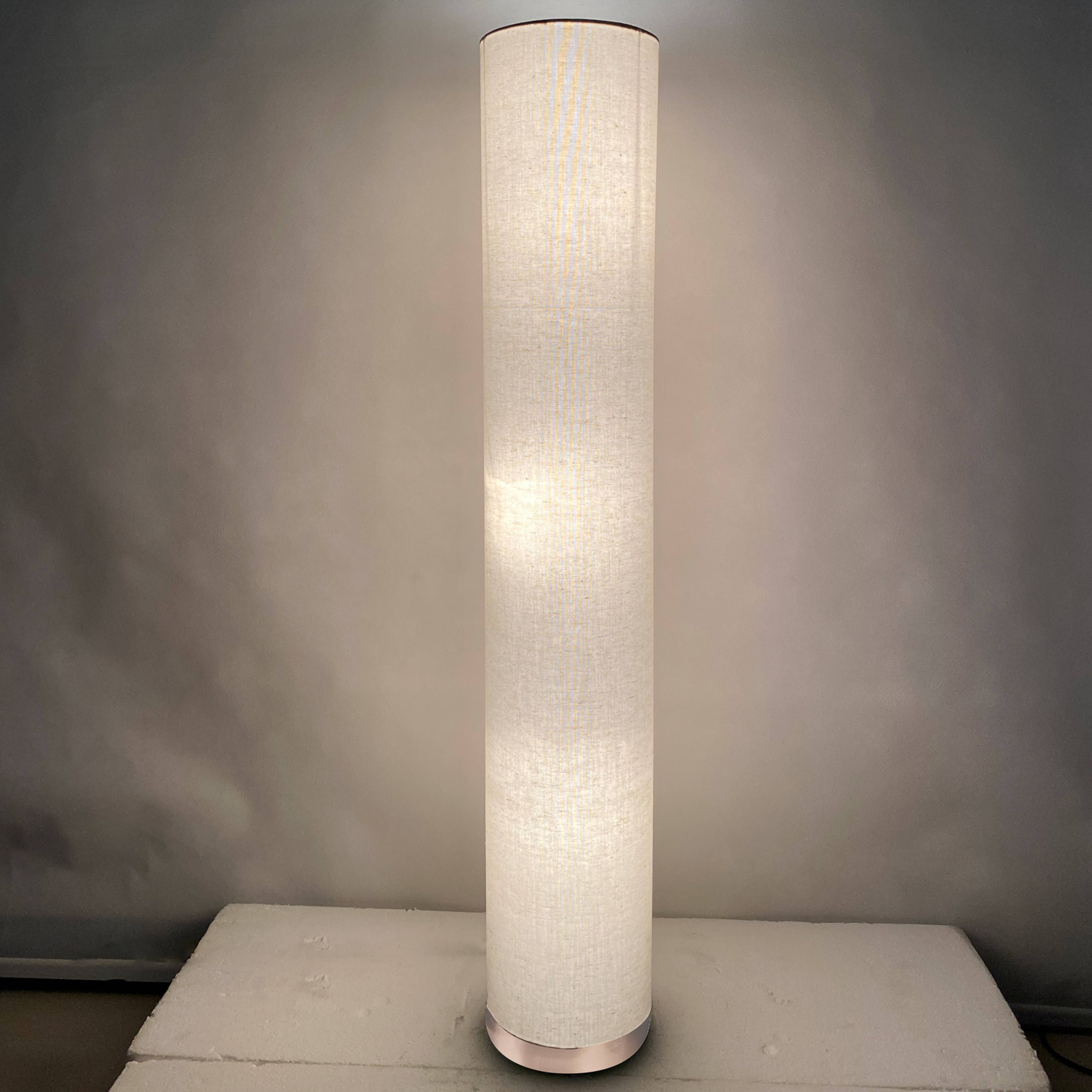 Lámpara de pie Ava, pantalla textil color arena