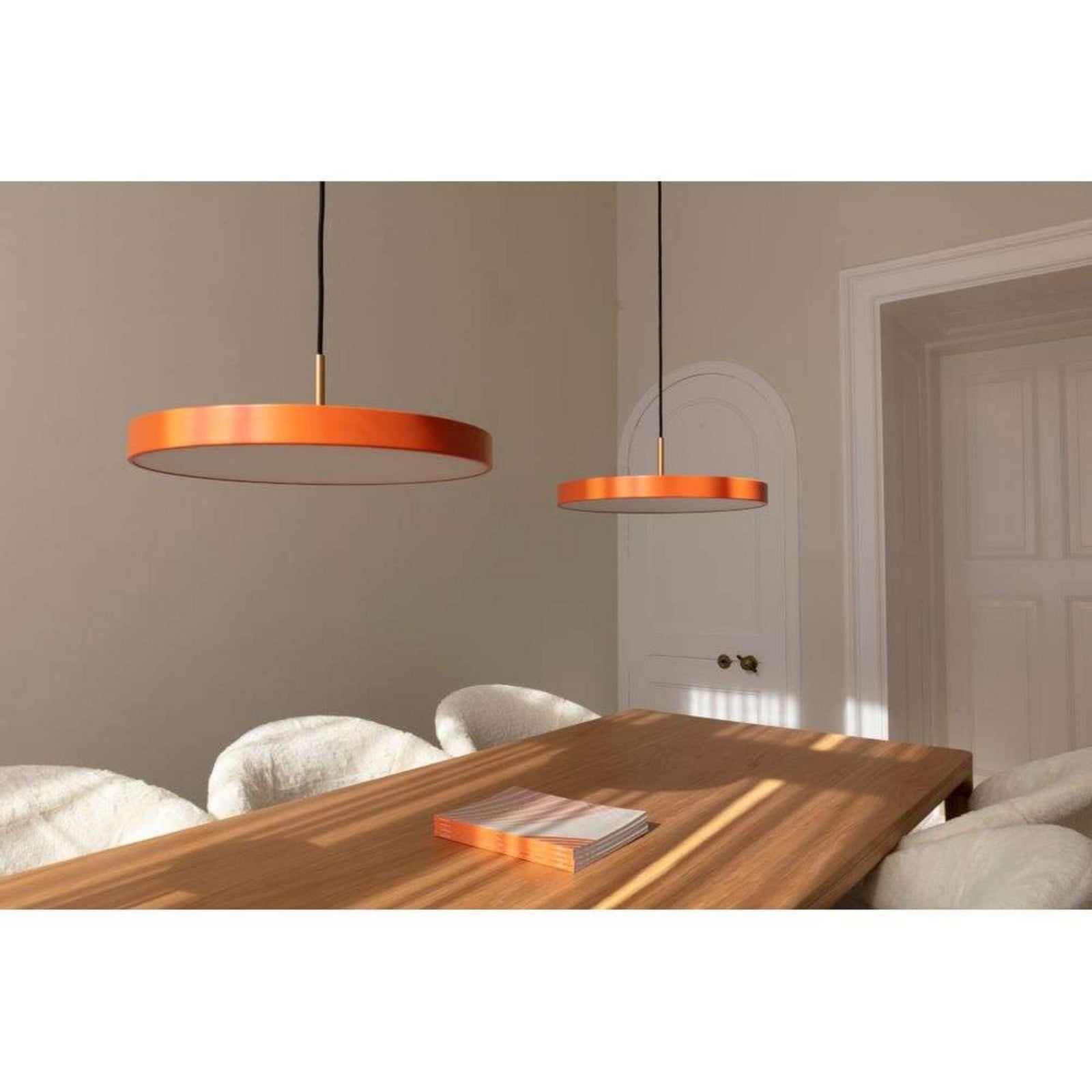 Asteria Pendelleuchte Medium Orange/Black Top UMAGE - Wohnzimmer - Metall