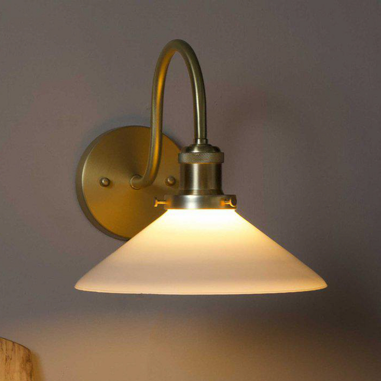 PR Home Wandleuchte August, goldfarben/opal, Höhe 25 cm, E27