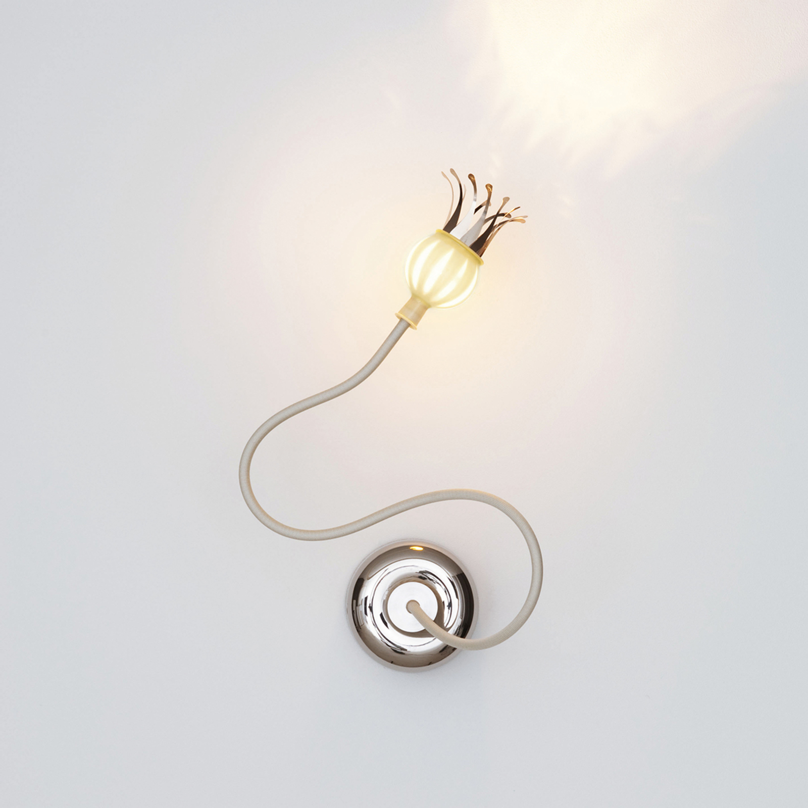 serien.lighting Poppy - Stenska svetilka z gibljivo roko