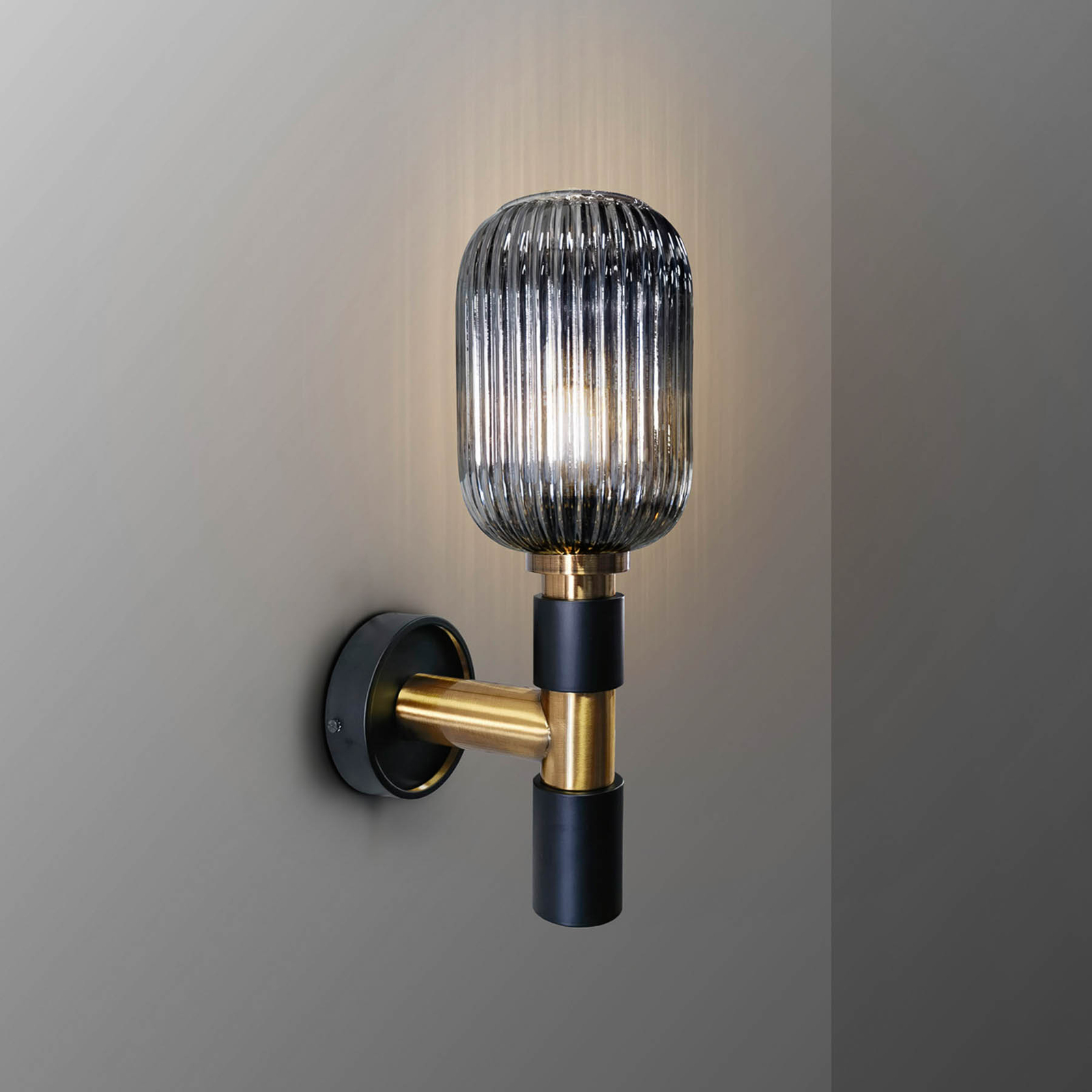 Norma wall light, 1-bulb, glass, black/brass, smoke