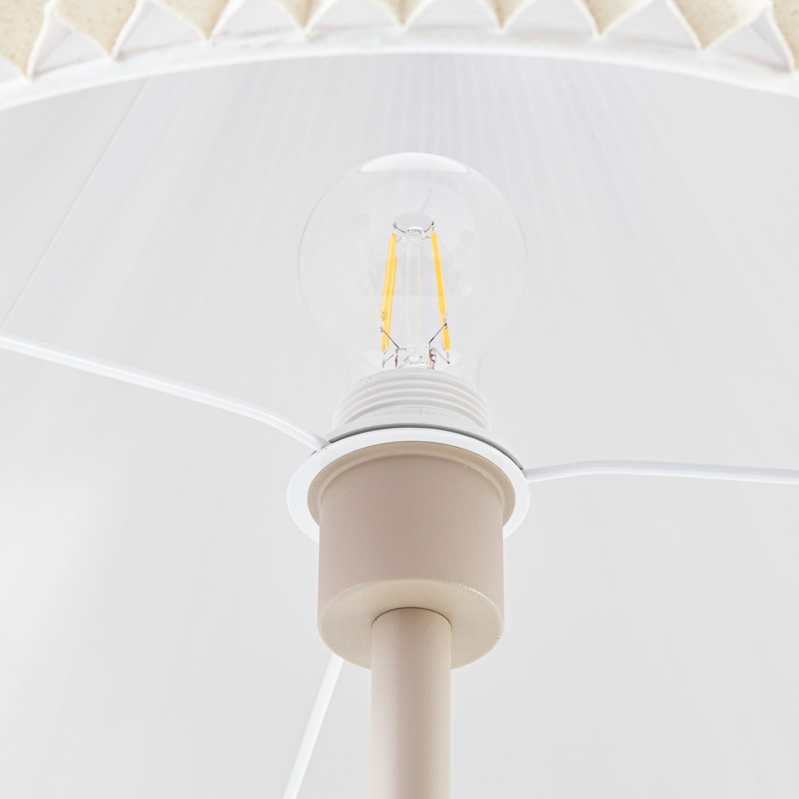 Nola gulvlampe Percy, beige, høyde 155 cm, lin Nola gulvlampe Percy, beige, høyde 155 cm, lin