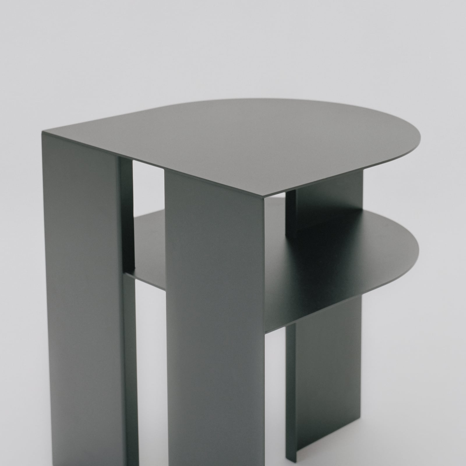 Tavolino Rand, nero, altezza 48 cm, acciaio - New Works Tavolino Rand, nero, altezza 48 cm, acciaio - New Works