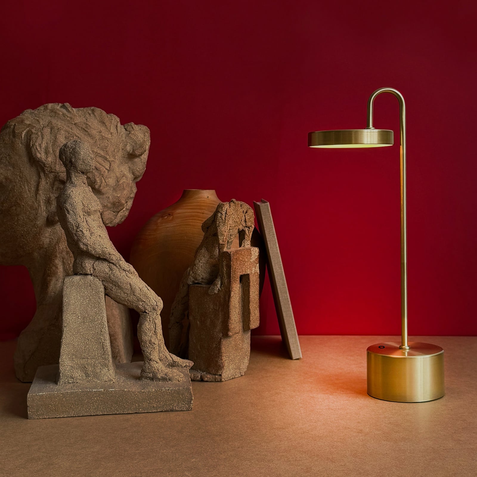 Lampa stołowa LED na akumulator Dyberg Larsen MOOVELIGHT, mosiężna, 35 cm Lampa stołowa LED na akumulator Dyberg Larsen MOOVELIGHT, mosiężna, 35 cm