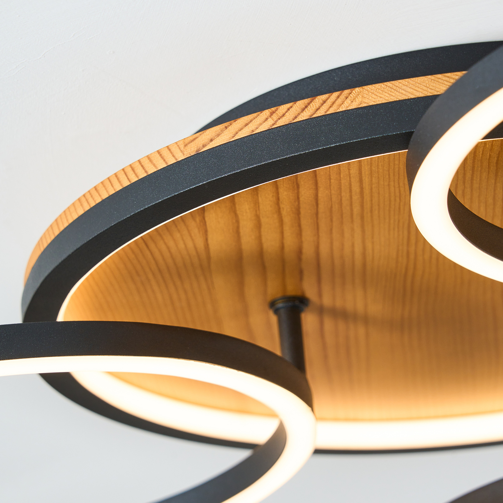 Plafonnier LED Kiru, pin, longueur 60,8 cm, à 3 lampes, bois