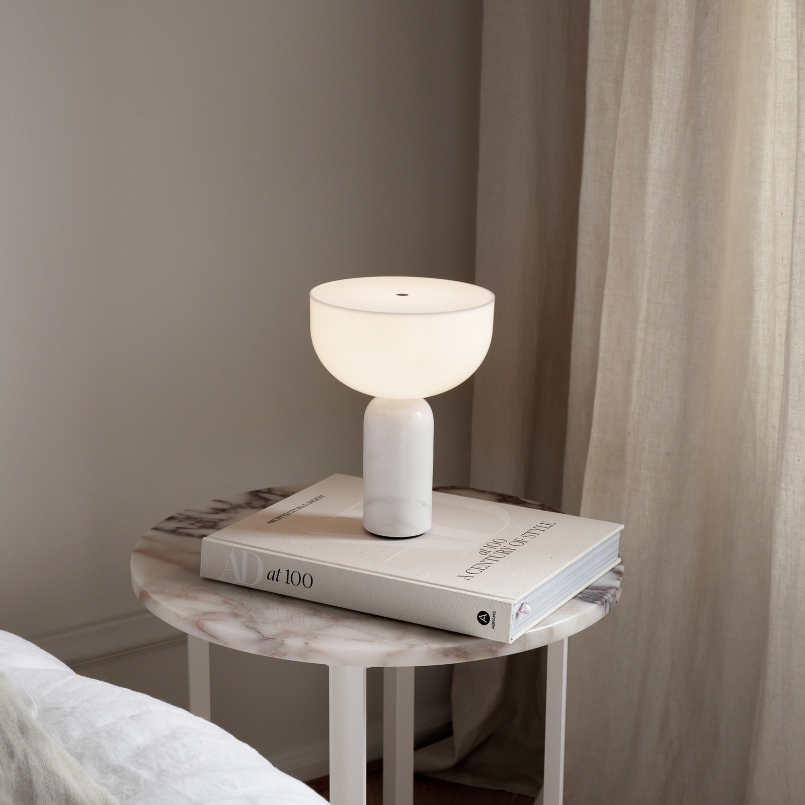 New Works Kizu акумулаторна настолна лампа бяла