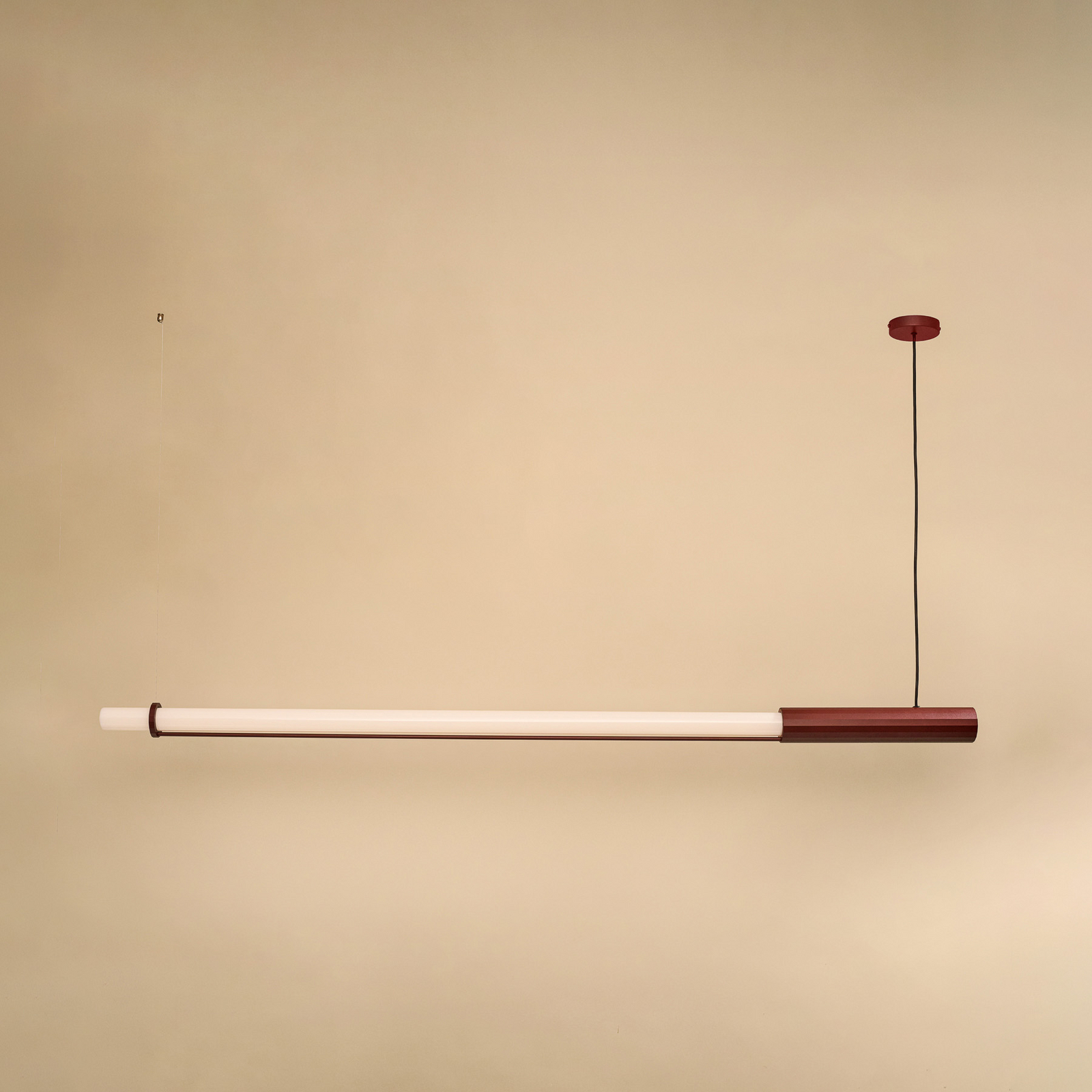 Lampada LED a sospensione In Fine, rossa, lunghezza 160 cm - DCW