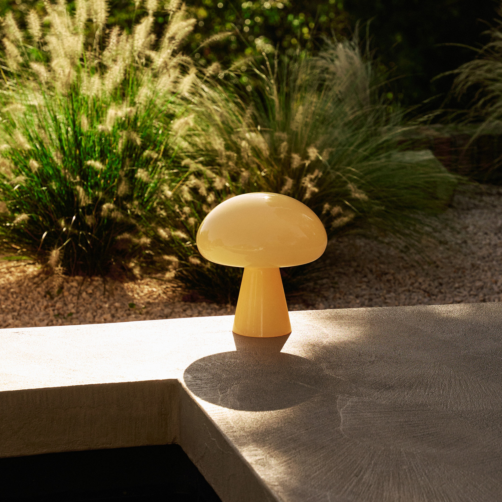 Gubi Obello LED rechargeable table lamp, soft yellow, IP44, glass Gubi Obello LED rechargeable table lamp, soft yellow, IP44, glass