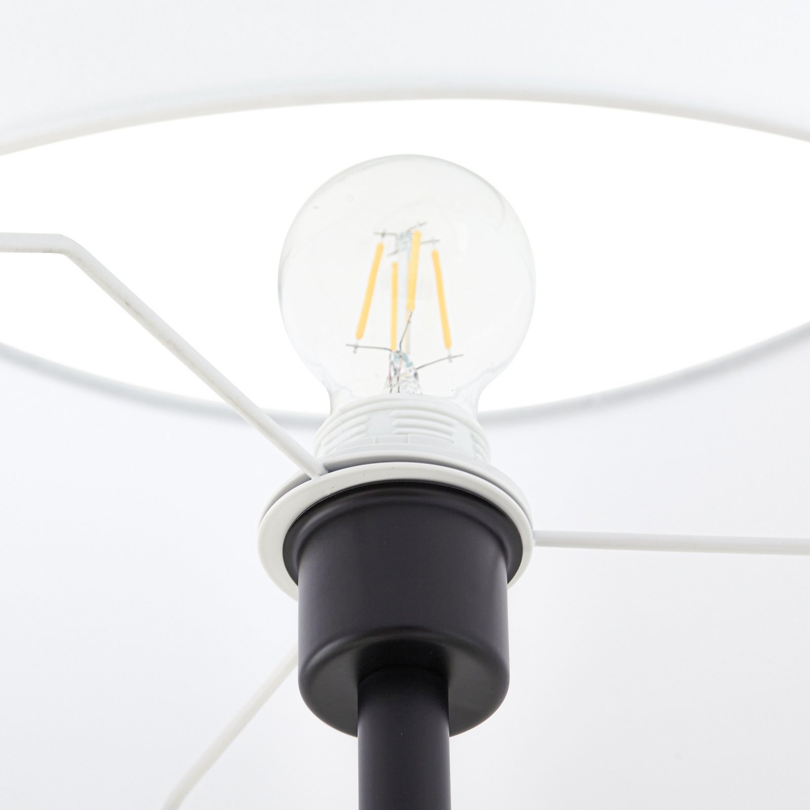 Lindby Lampa podłogowa Aovan, czarna, półka, port USB