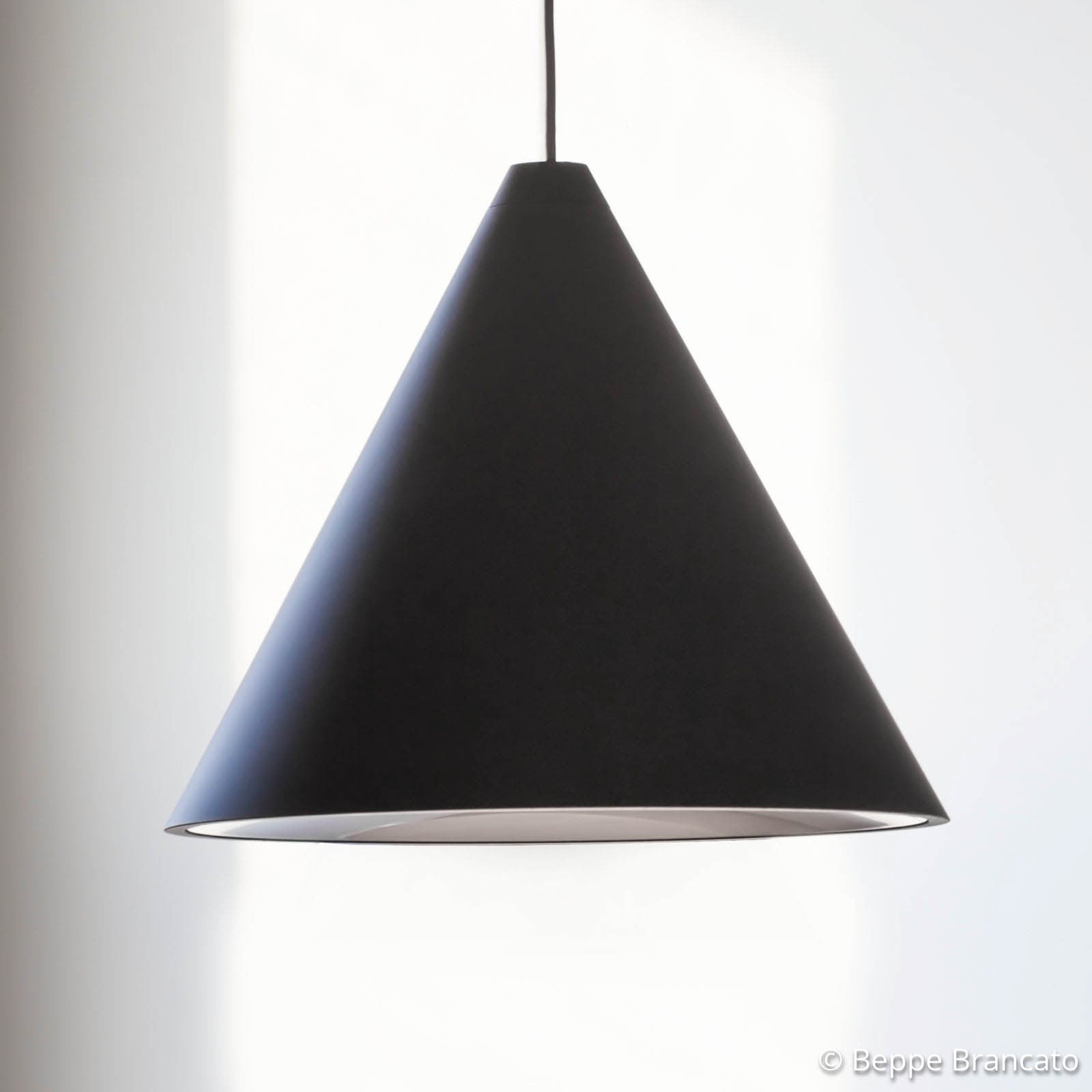 String Light Cone 12m Schwarz Soft Touch Dim Anschluss nur an 24V FLOS - Wohnzimmer - Design - Aluminium - Einflammig