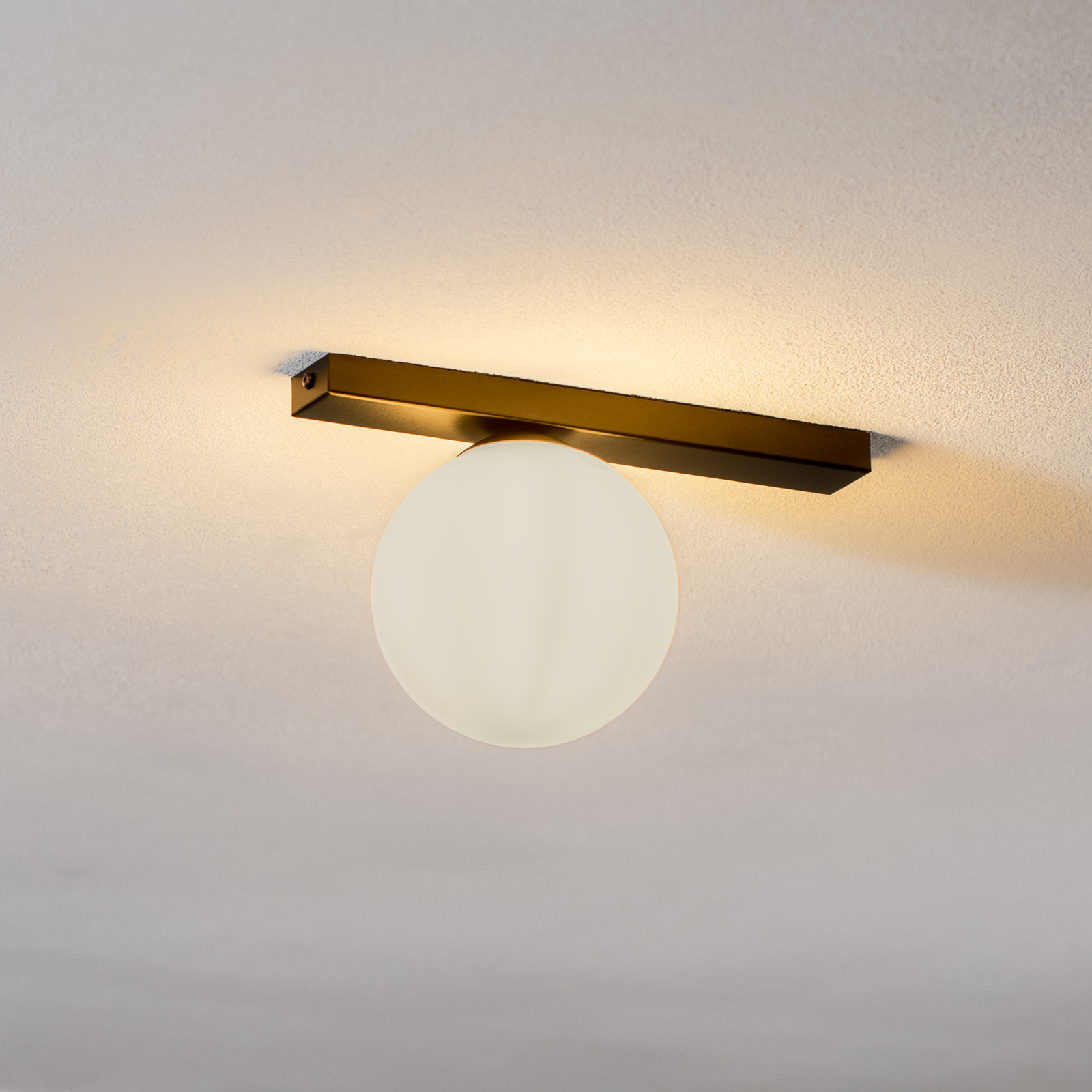 Plafonnier Fit, noir/opale, à une lampe