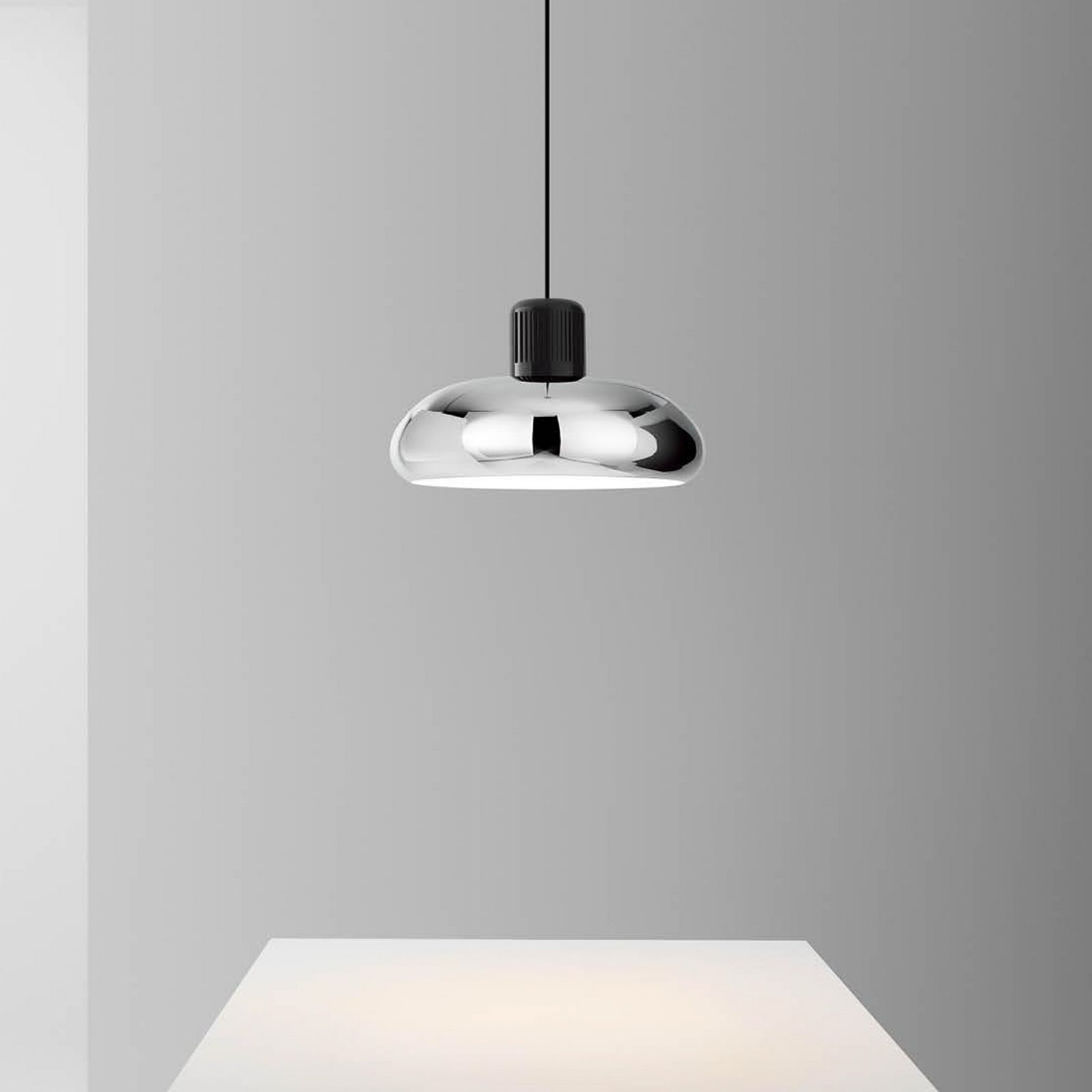 Stilnovo LED piekaramā lampa Trepiù, hroms/melns, Ø 40 cm
