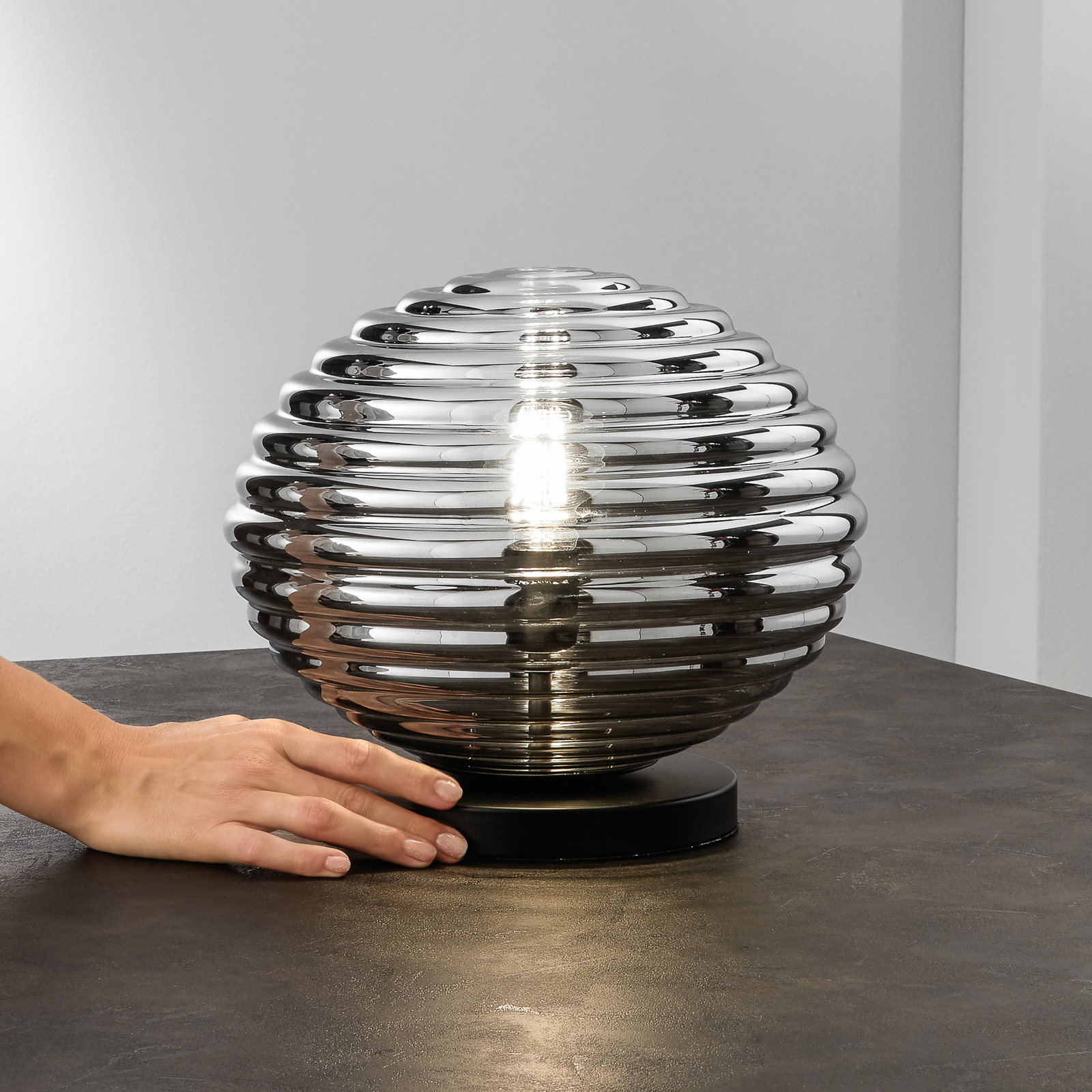 Lampada da tavolo Ripple, nero/grigio fumo, Ø 32 cm