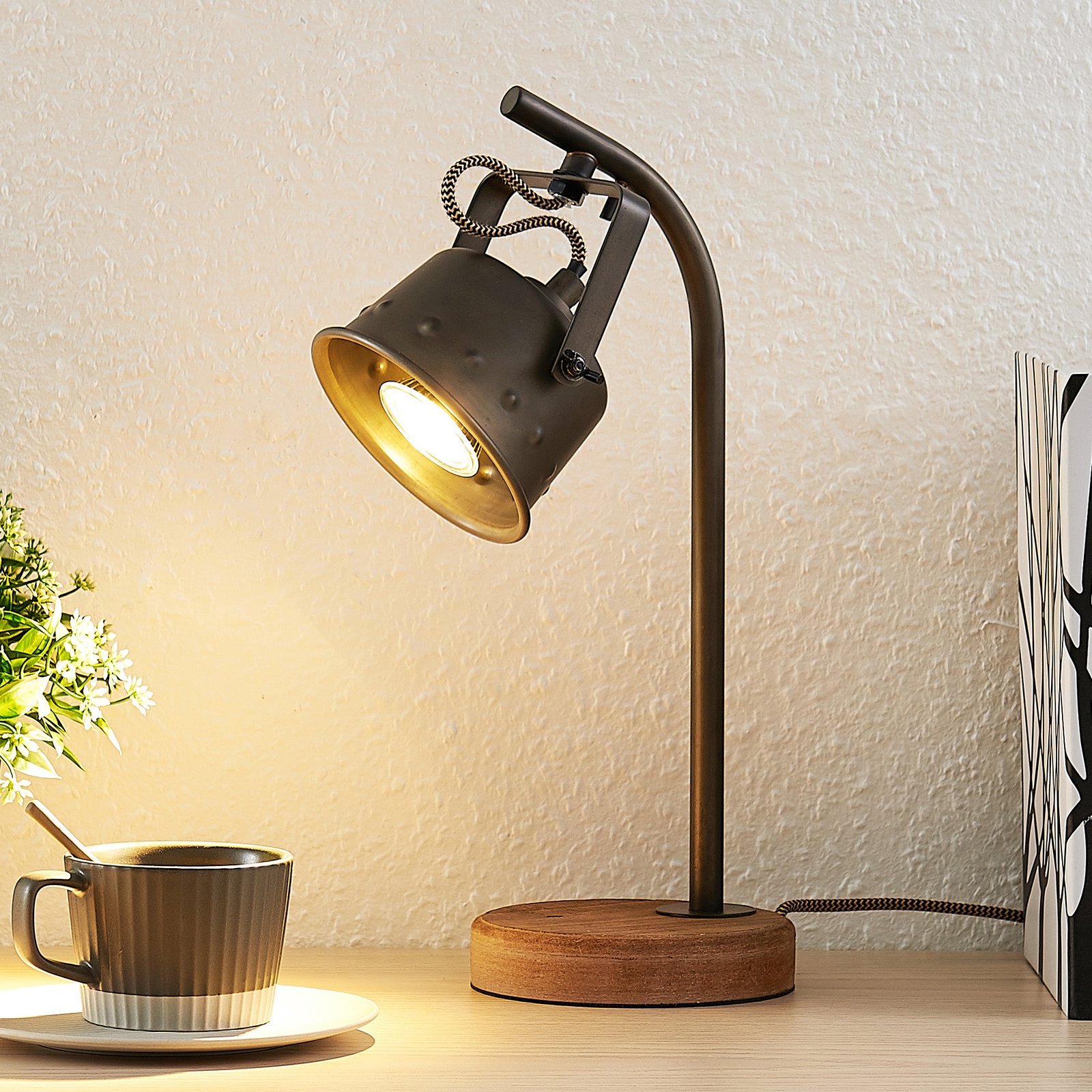 Lindby Rubinjo lampada da tavolo con base di legno