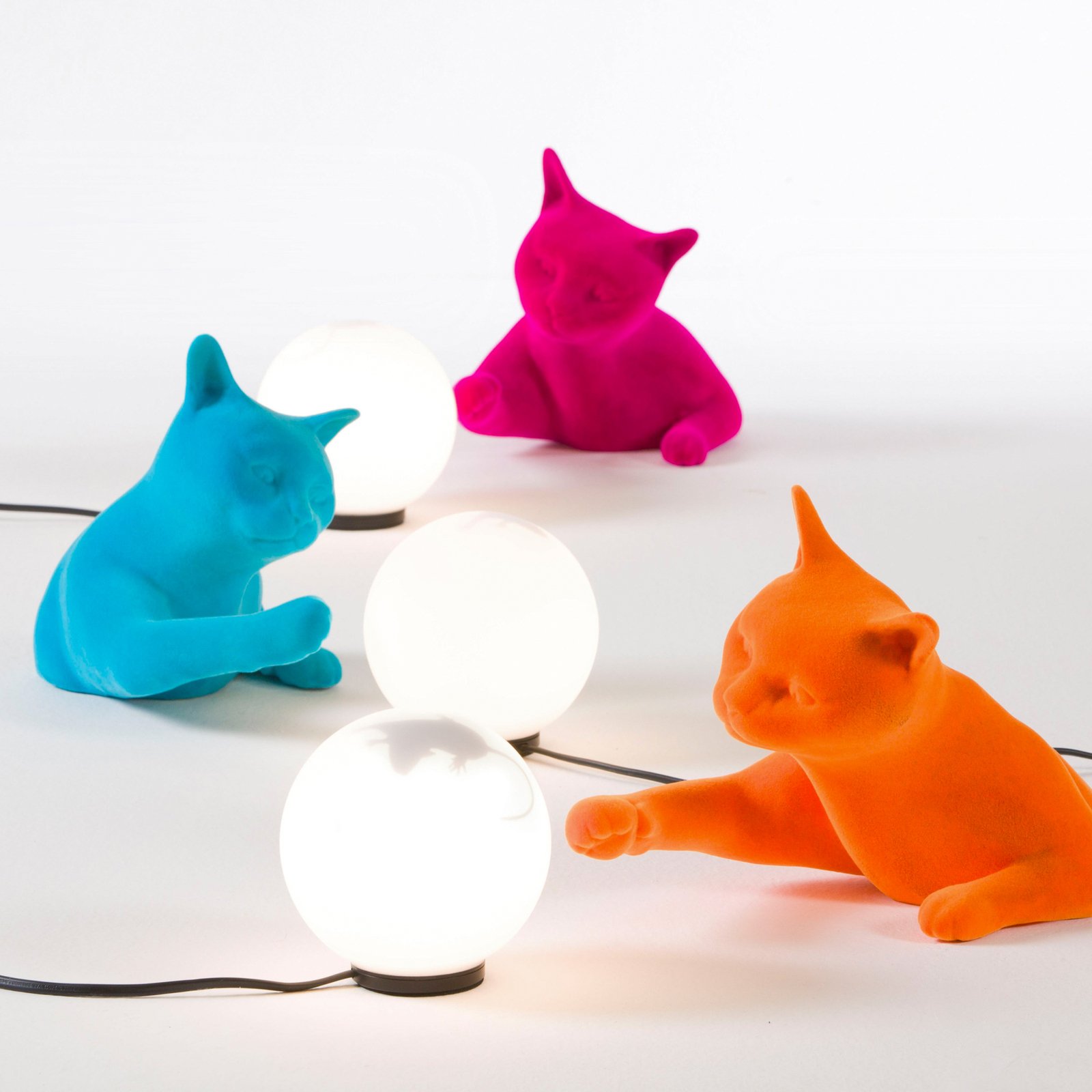 Karman table lamp Maoo, ceramic fuchsia, glass, cat figurine