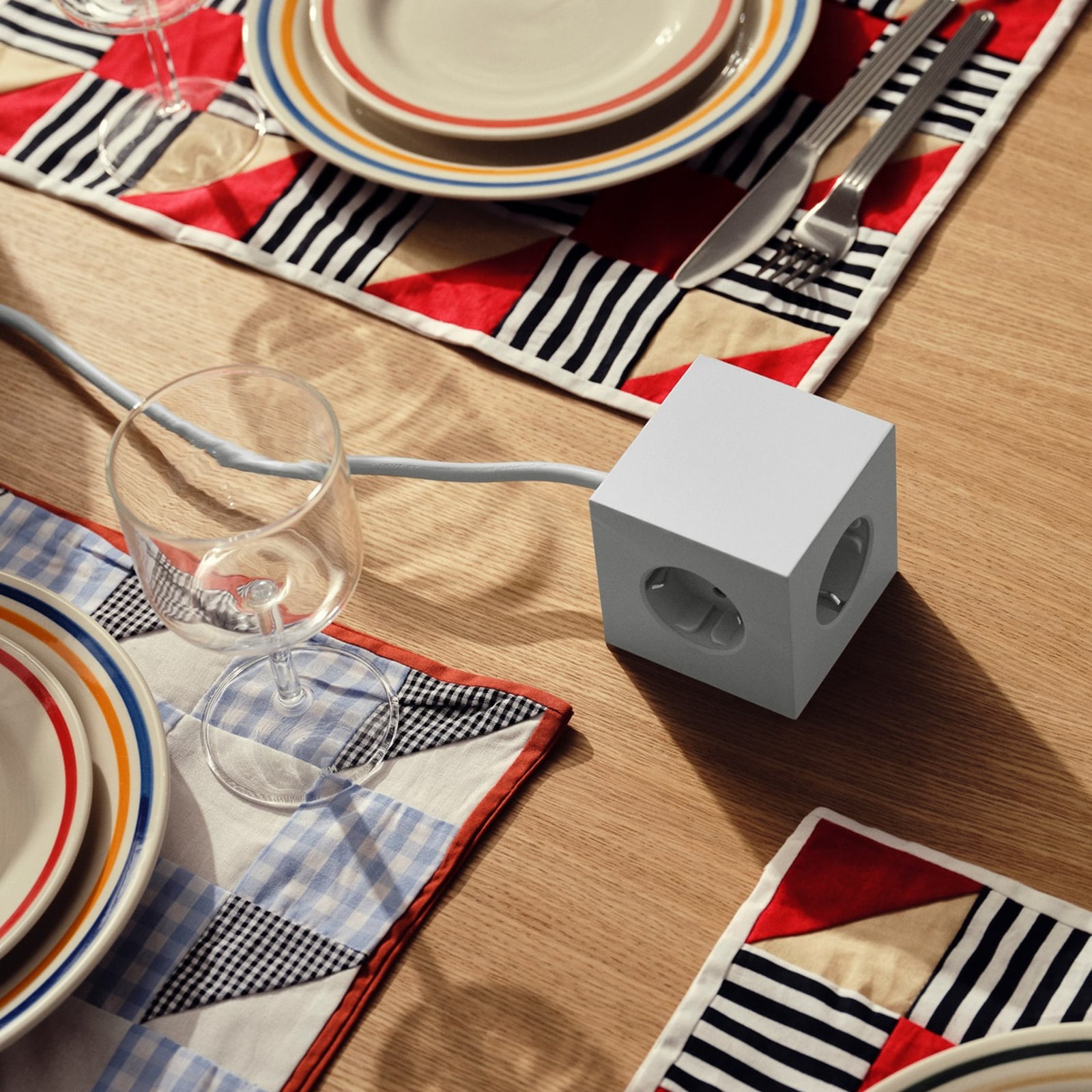 SQUARE 1 Tomada cinzenta com 3 tomadas Schuko e 2 portas USB, cabo de 1,8 m - SQUARE 1 Tomada cinzenta com 3 tomadas Schuko e 2 portas USB, cabo de 1,8 m -