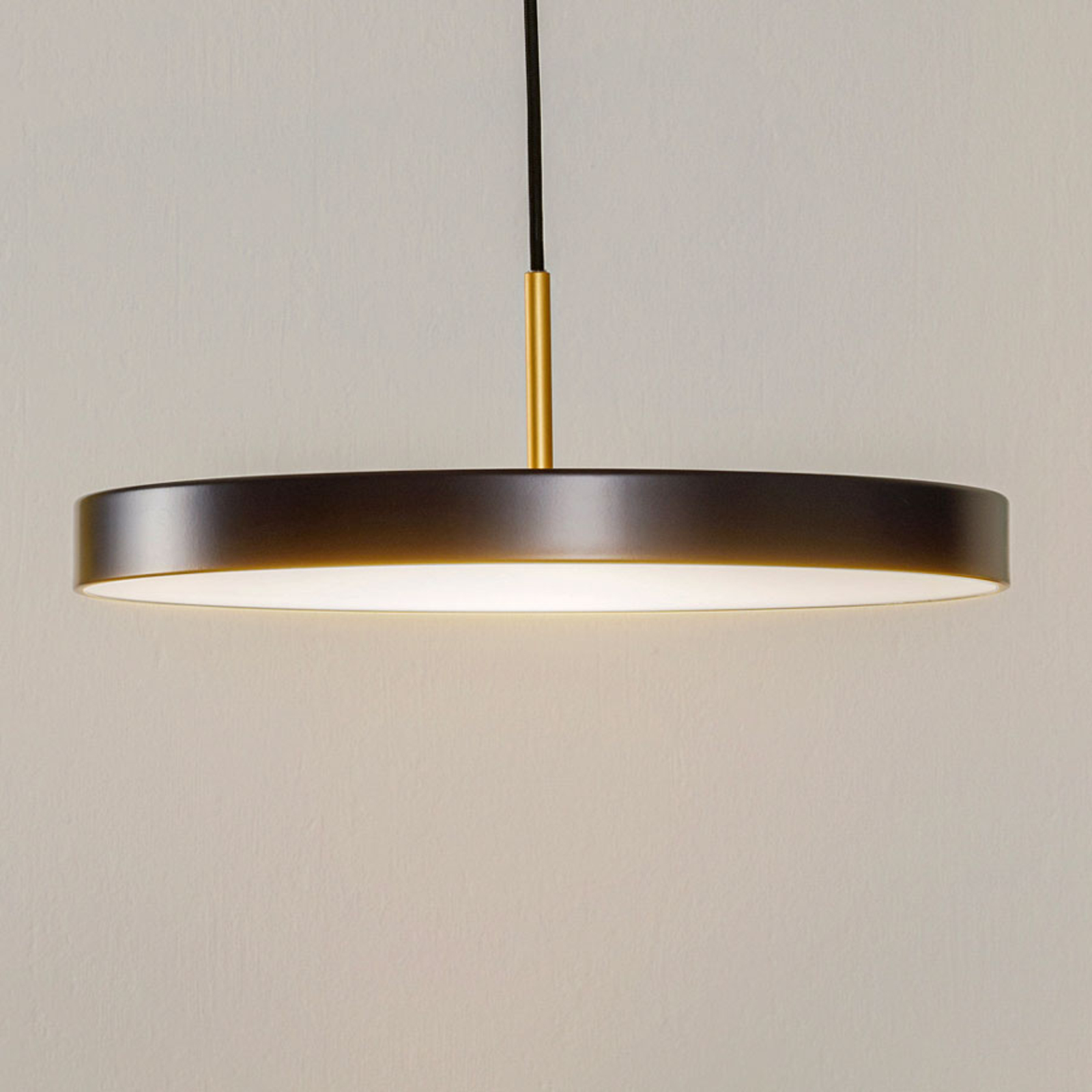 UMAGE Asteria medium LED-Hängeleuchte messing