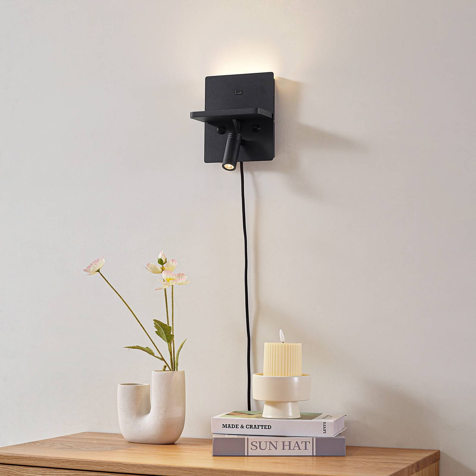 Lindby LED-Wandlampe Auden, schwarz, Stecker, Ladestation günstig online kaufen