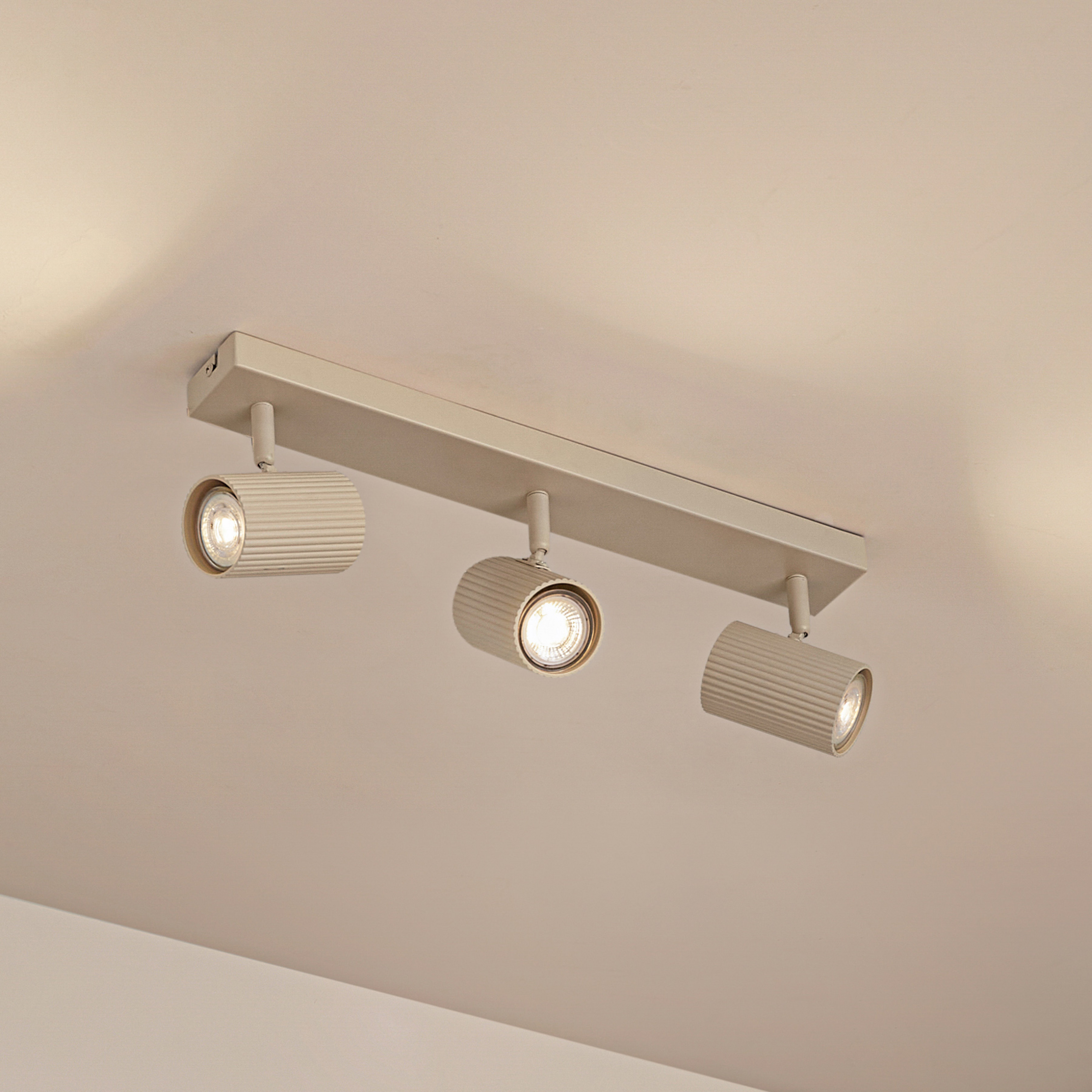 Lindby Deckenspots Kardis, beige, 3-flg., Metall, GU10
