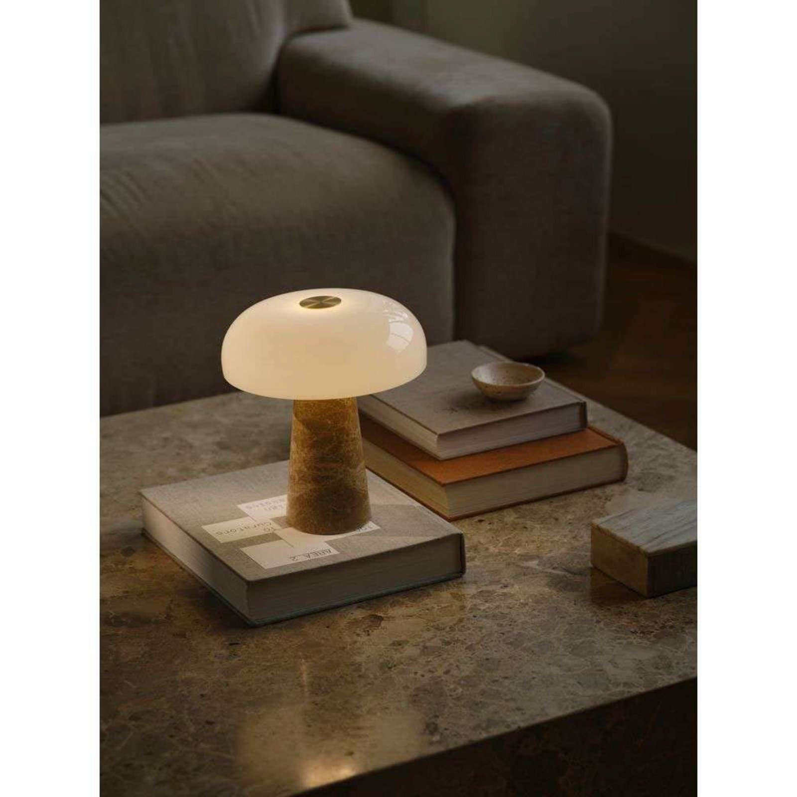 Lampe à poser Glossy, beige/blanc, hauteur 24 cm, marbre/verre