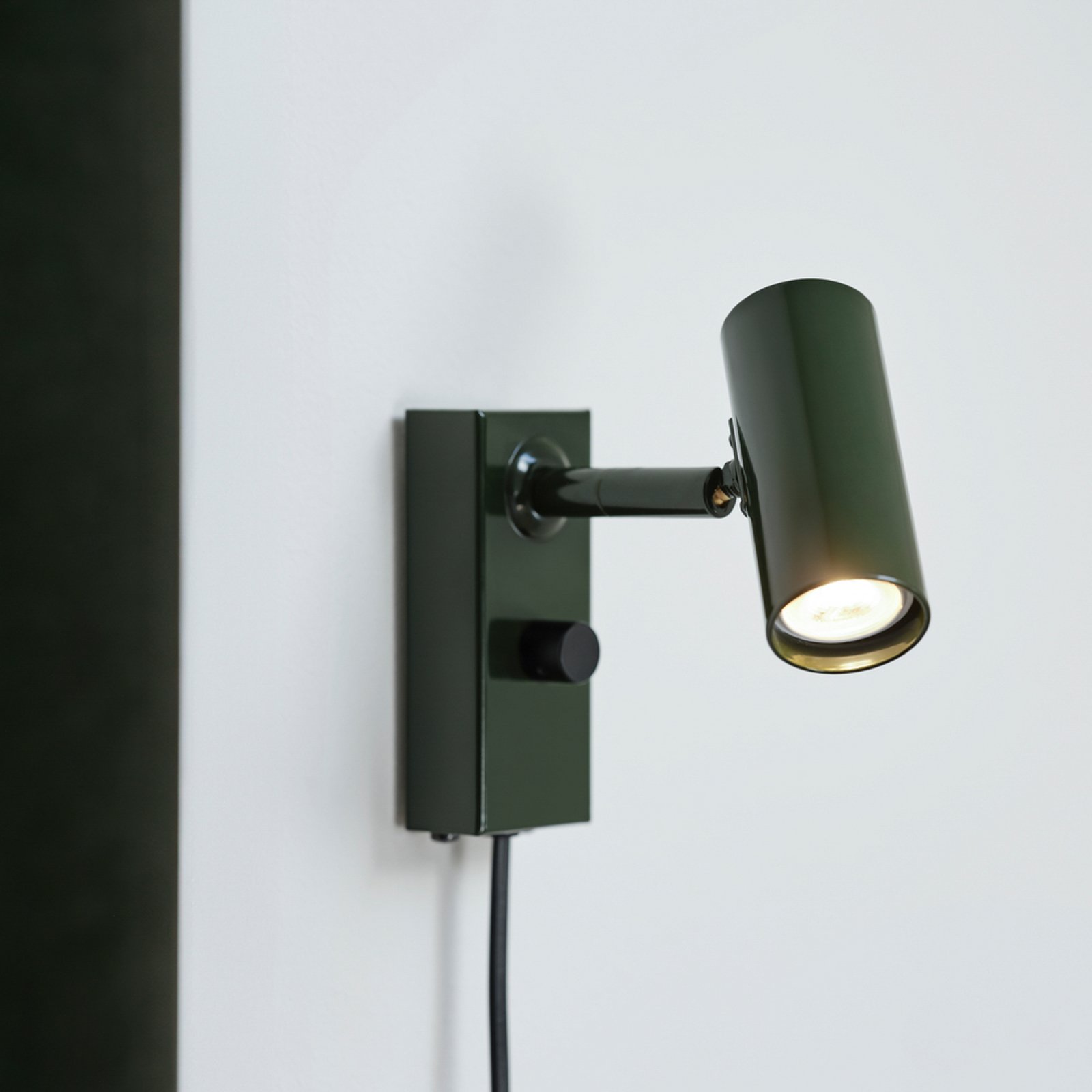 Cato vegglampe skoggrønn/svart høyde 15 cm dimbar - Belid Cato vegglampe skoggrønn/svart høyde 15 cm dimbar - Belid