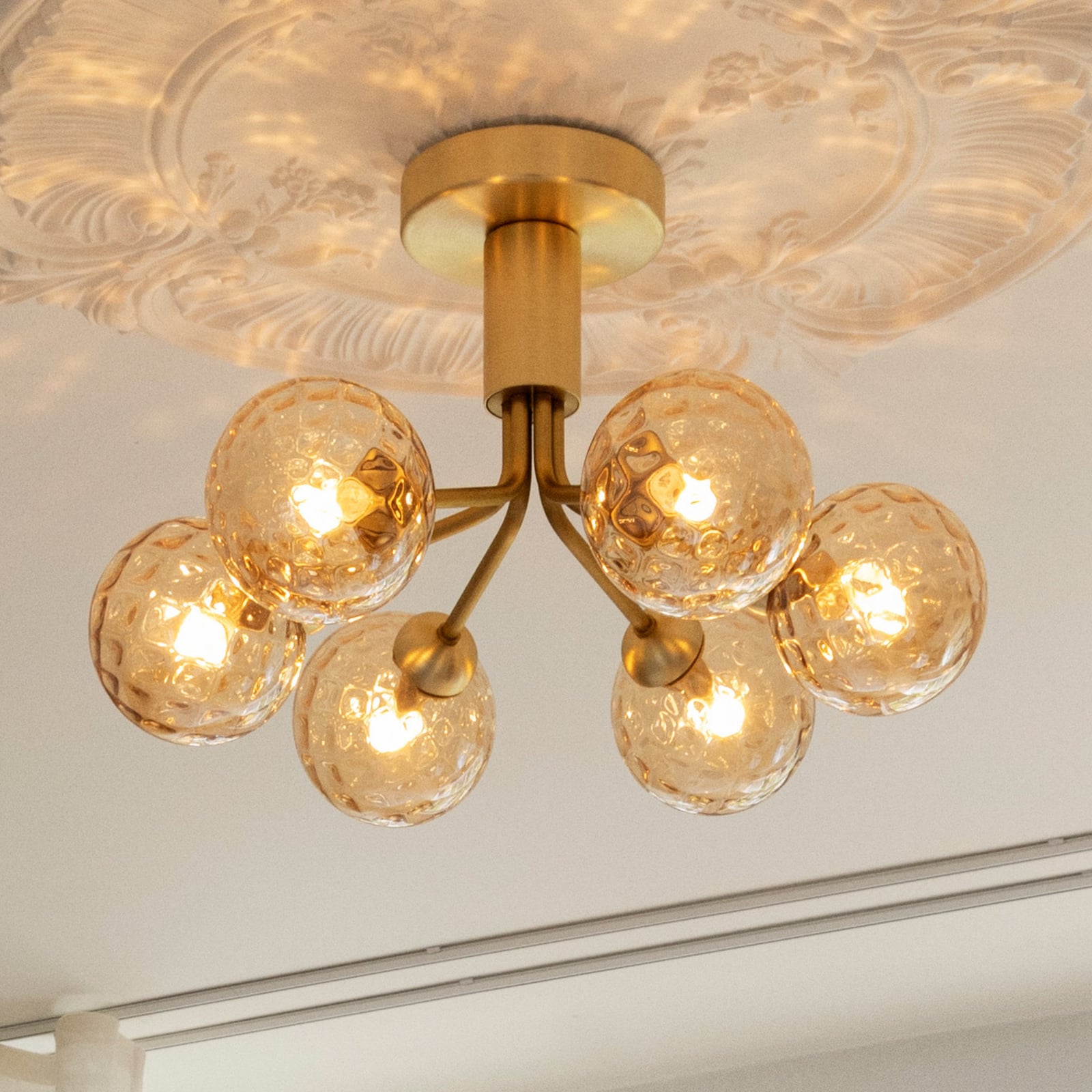 Apiales 6 plafonieră, culoare alamă/auriu, Ø 50 cm - Nuura Apiales 6 plafonieră, culoare alamă/auriu, Ø 50 cm - Nuura