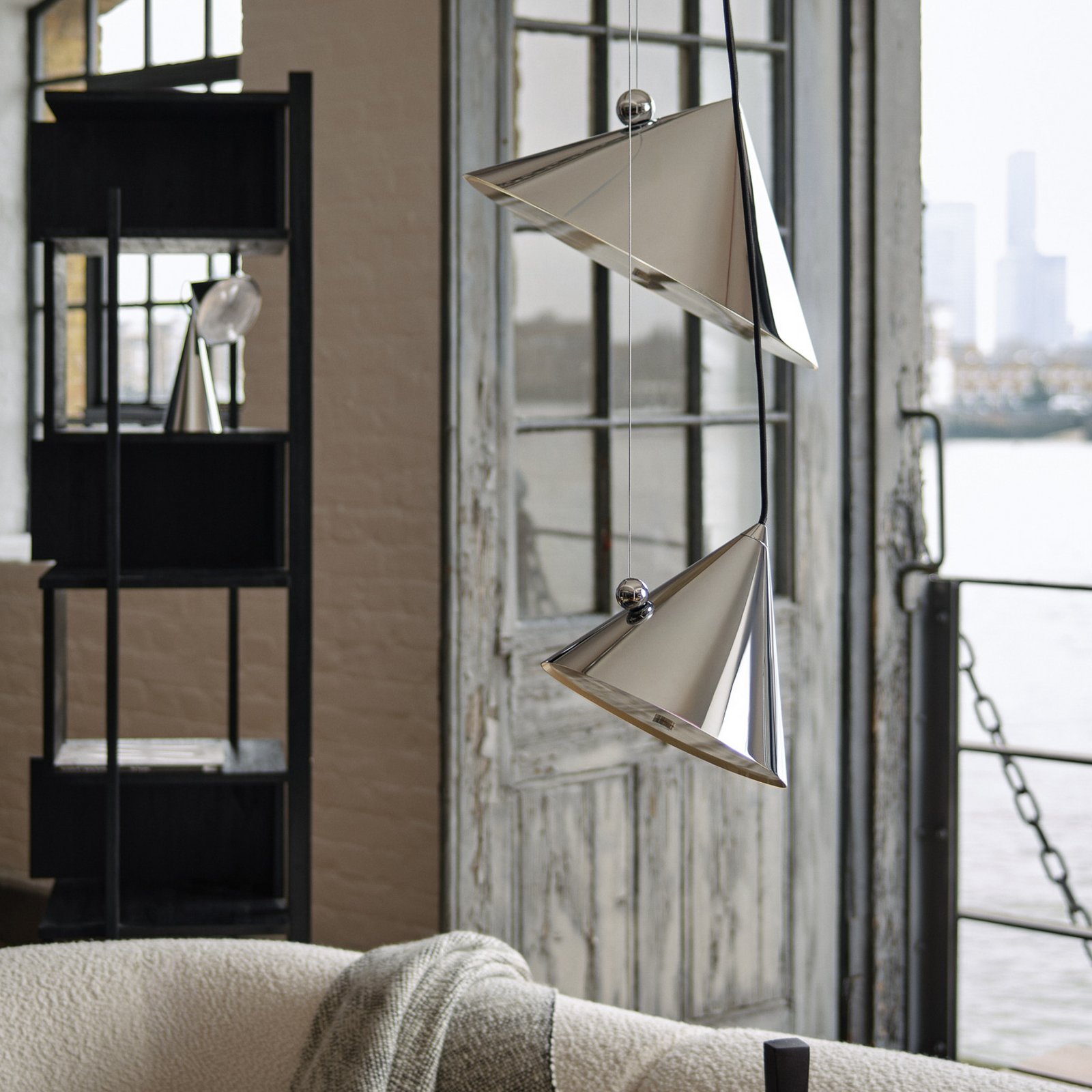 Candeeiro suspenso LED Pose da Tom Dixon, prateado, Ø 43 cm, aço, regulável Candeeiro suspenso LED Pose da Tom Dixon, prateado, Ø 43 cm, aço, regulável