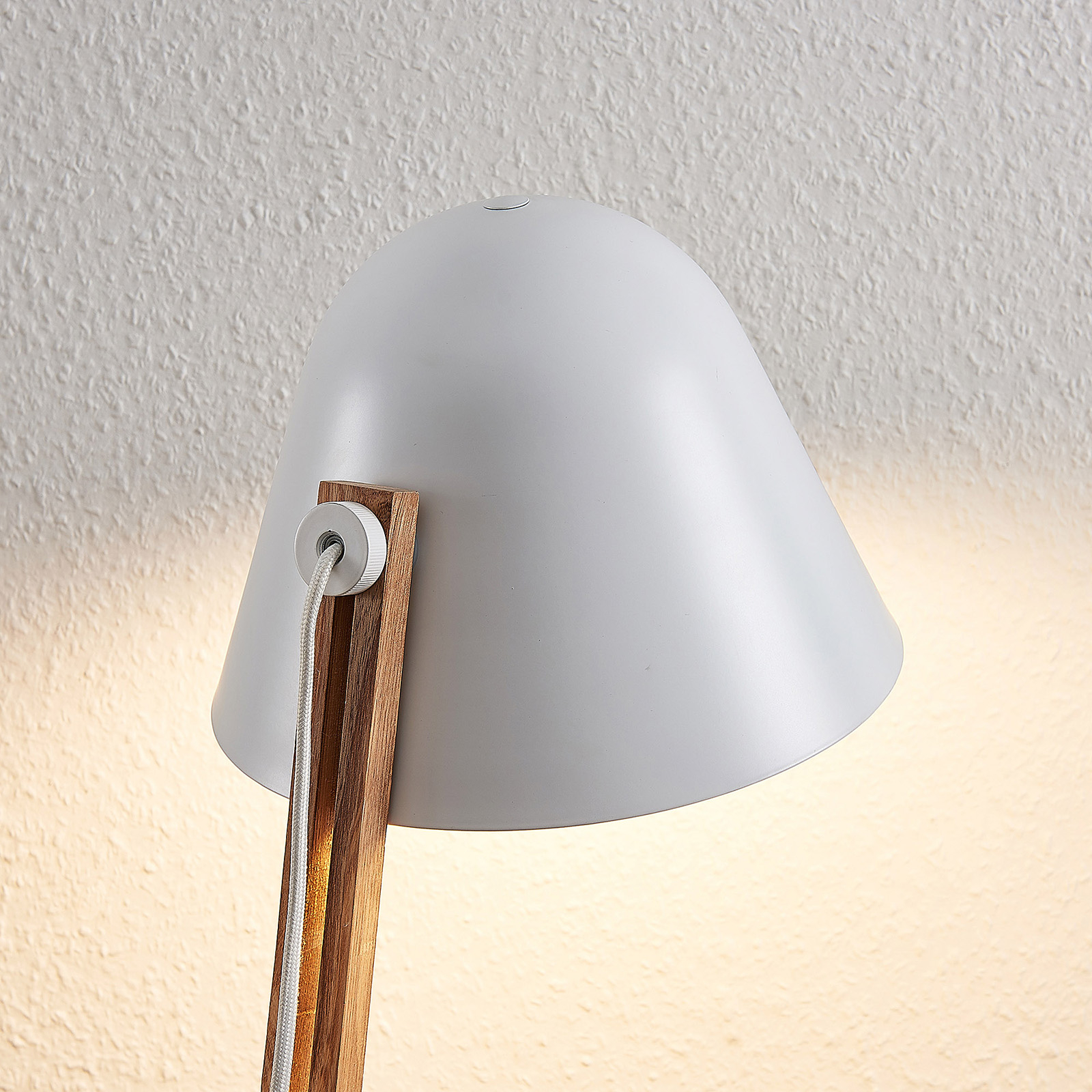 Lindby Tetja floor lamp with a wooden rod