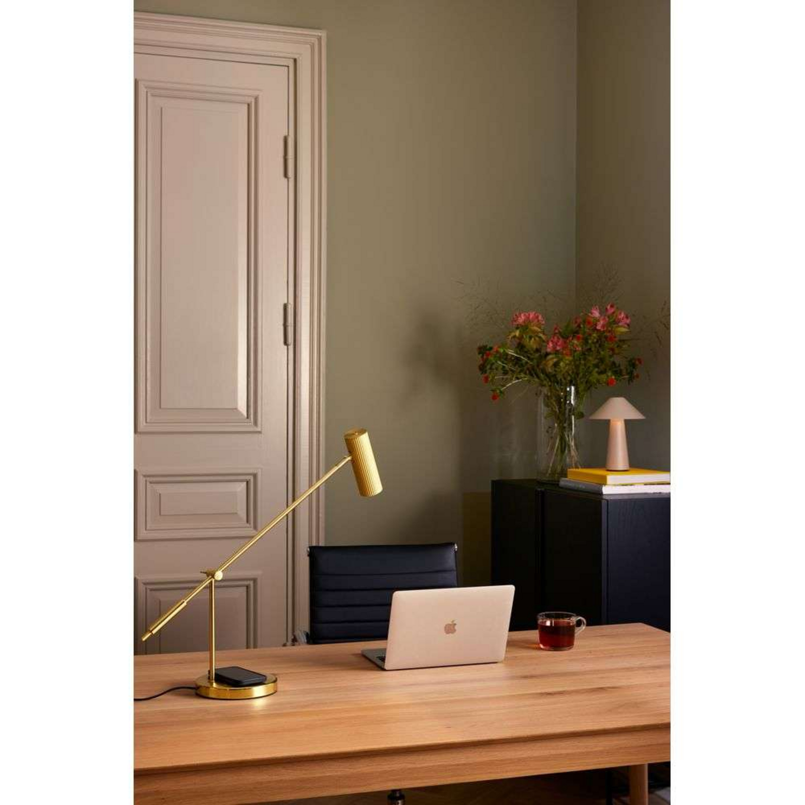 Hubble Read Stolní Lampa w/Wireless Charging Brushed Brass - Globen Lighting