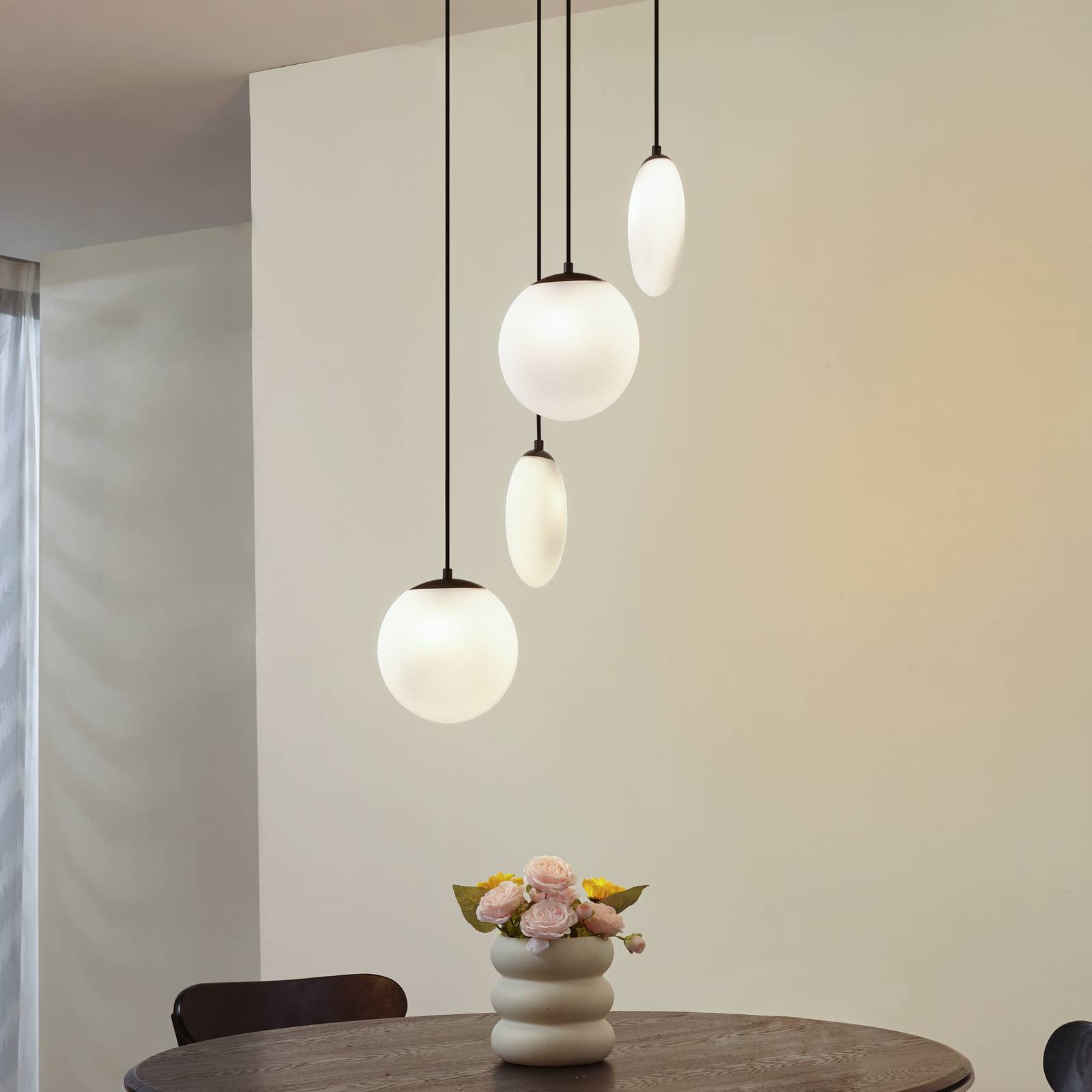 Lampa wisząca Lucande Lunelle, biały/czarny, szkło, 4-punktowa, Ø 40 cm