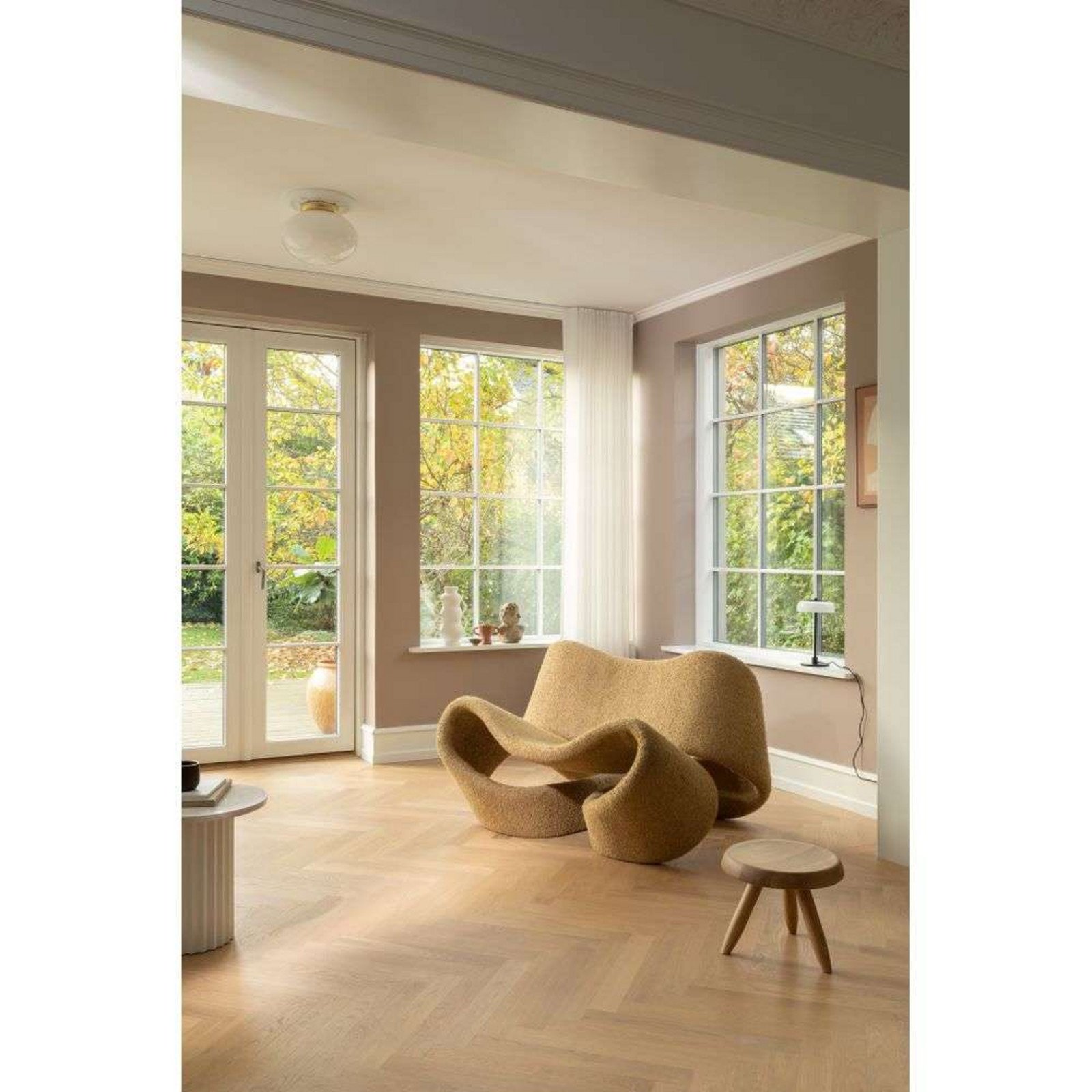 Nuura Aps Nuura Plafonieră Rizzatto 301 Ø 30 cm culoare alamă/opal - Camera de zi / sufragerie - Scandinavă - alamă opal - Metal