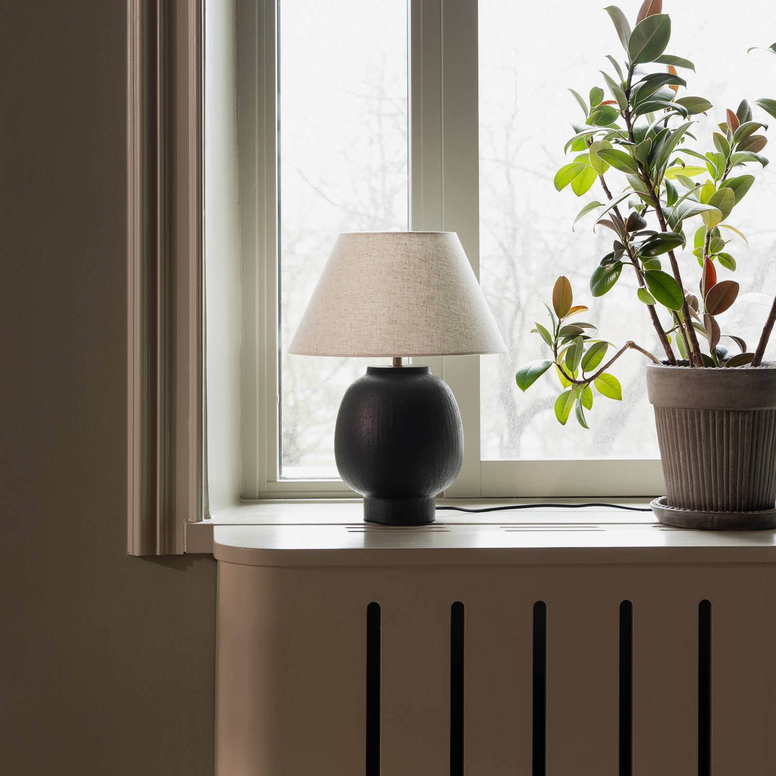 Lampa stołowa Globen Lighting „Lorenzo”, czarna, wysokość 46 cm, ceramika