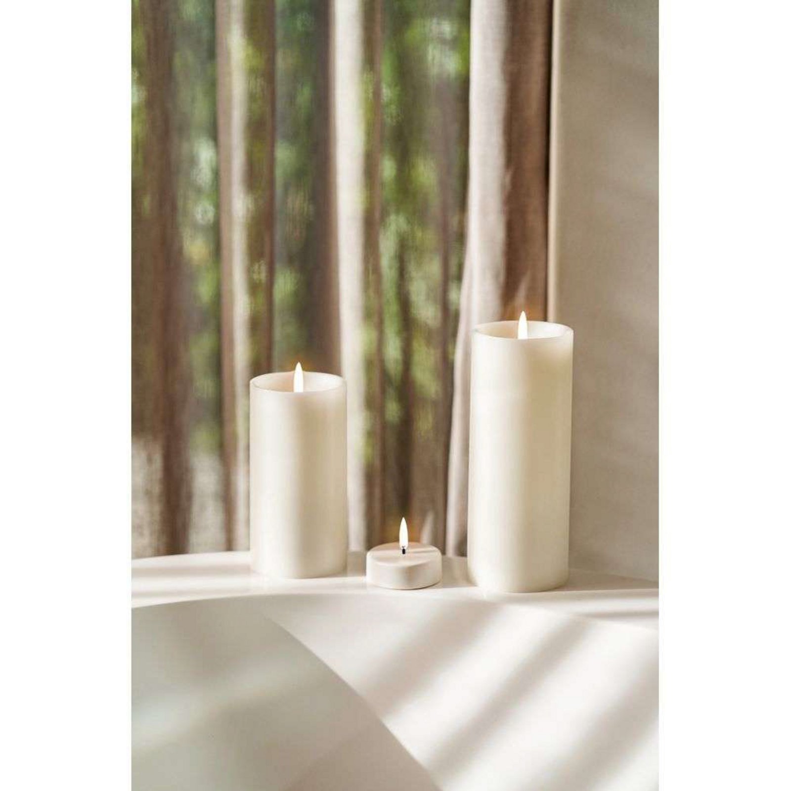 Pillar Candle LED w/shoulder Nordic White 7,8 x 10 cm - Uyuni Lighting