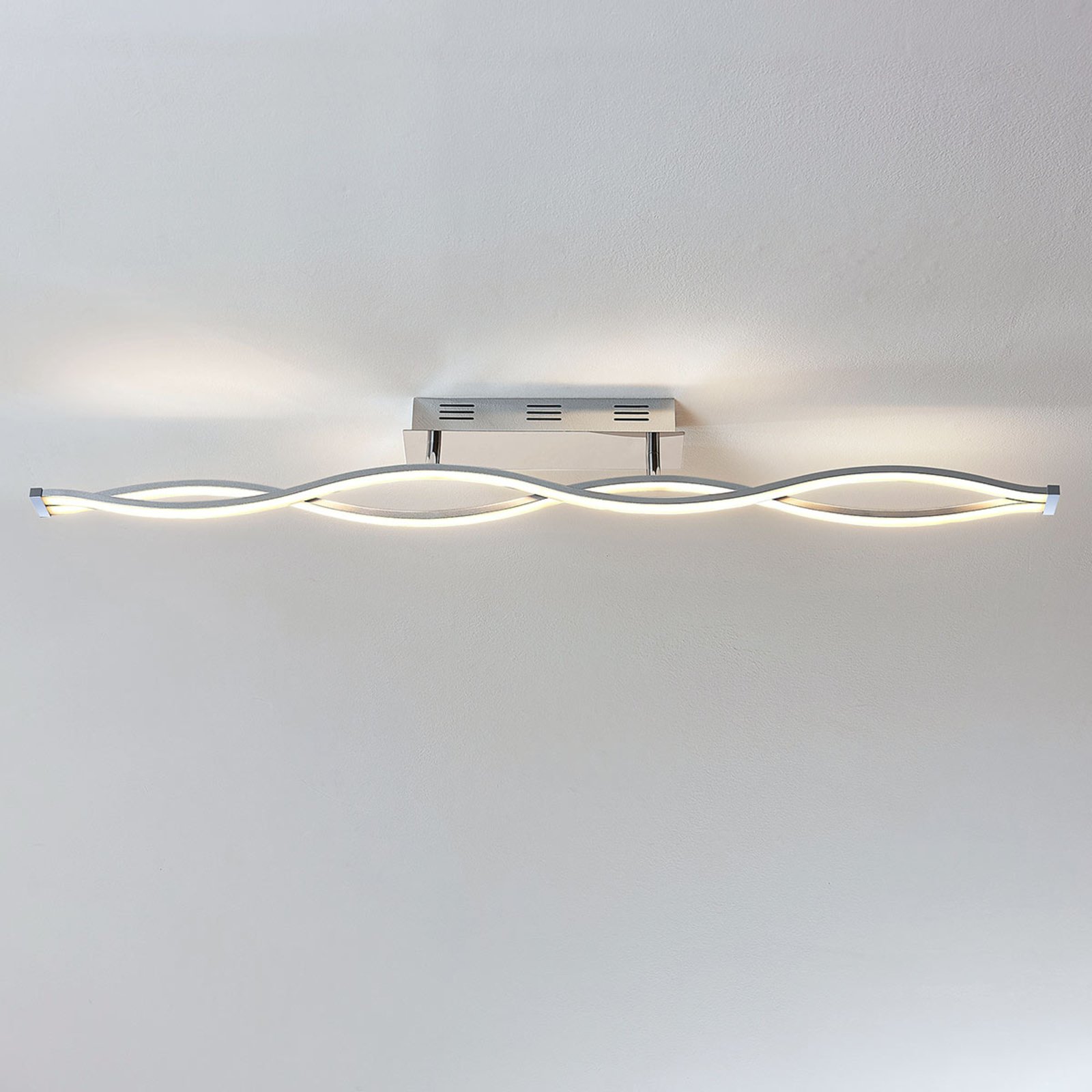 LED stropná lampa Roan, tvar vlny