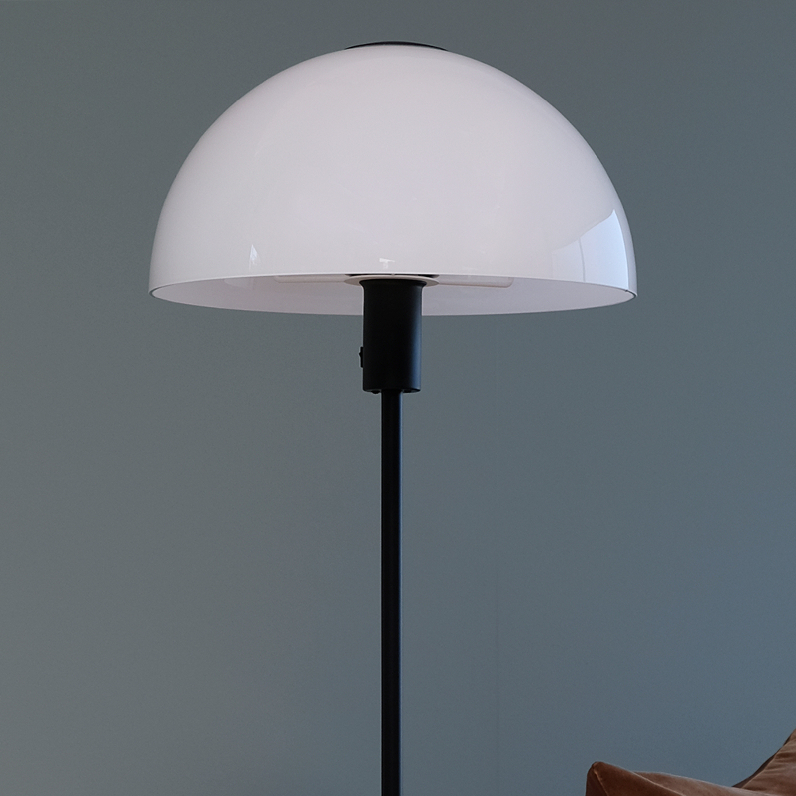 Dyberg Larsen Jazz floor lamp, opal/black
