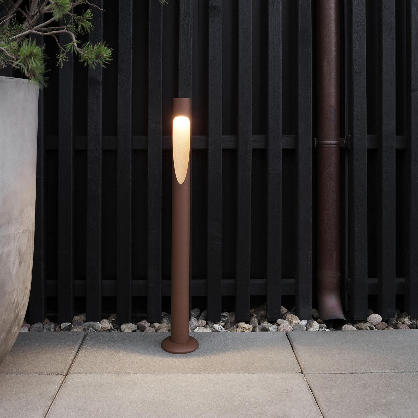 Flindt Garden Candeeiro de Jardim Long LED 2700K com Base Corten - Louis Poulsen