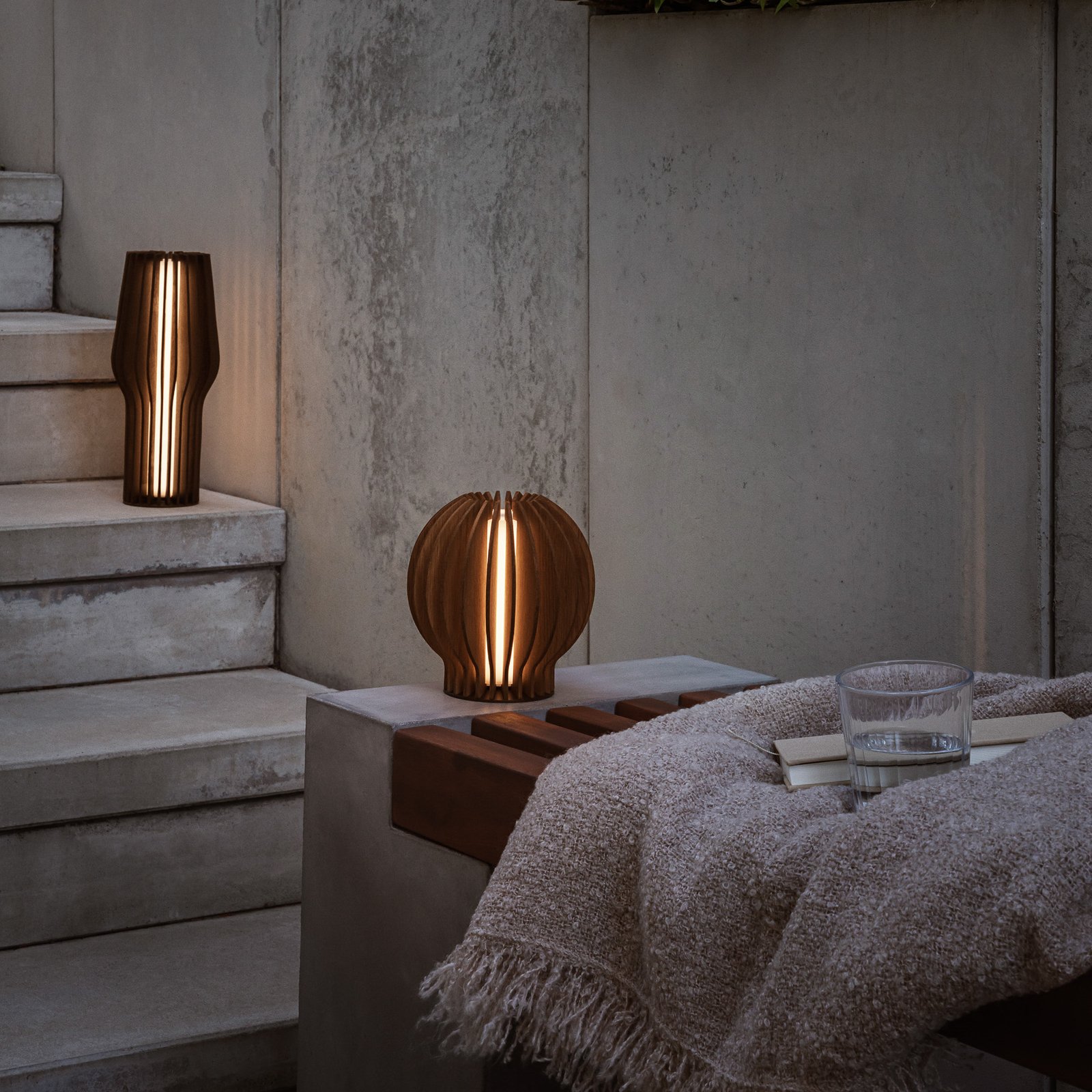 Radiant Round Portable Tischleuchte Smoked Oak - Eva Solo