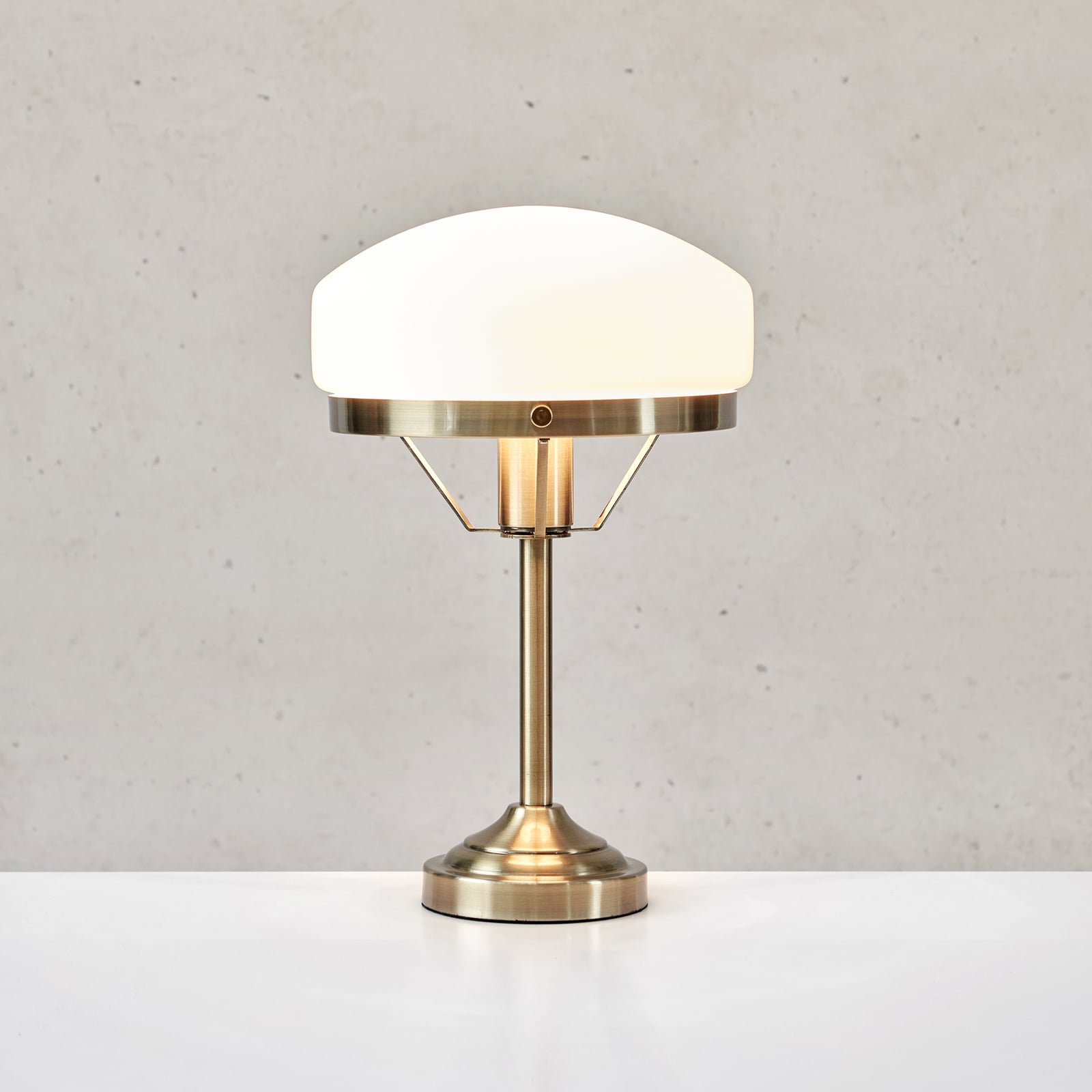 Candeeiro de mesa Markslöjd Aurelia, latão envelhecido/branco, vidro, E27