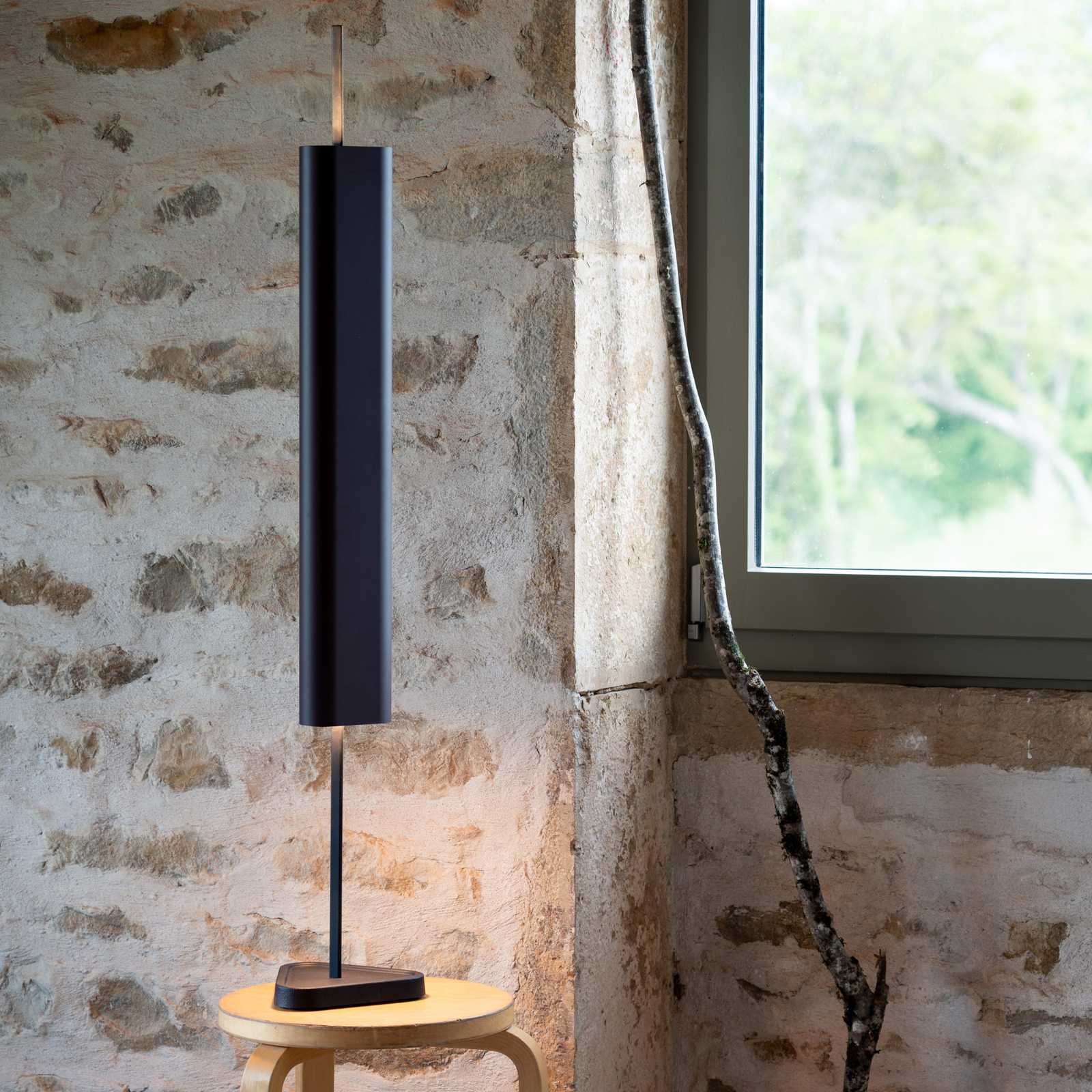 FLOS lámpara de mesa LED Emi, azul oscuro, atenuable, altura 114 cm