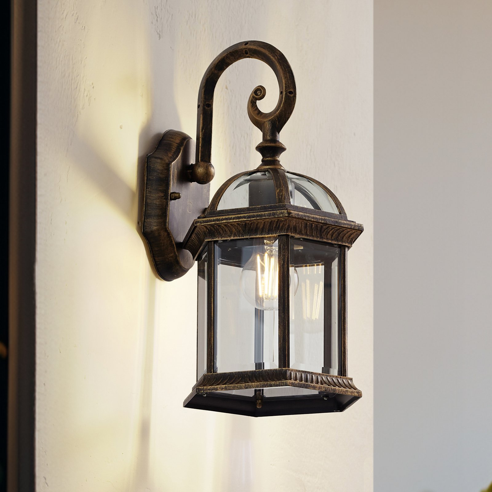 Lindby utomhusvägglampa Adelisa, guld antik, aluminium, höjd 39 cm